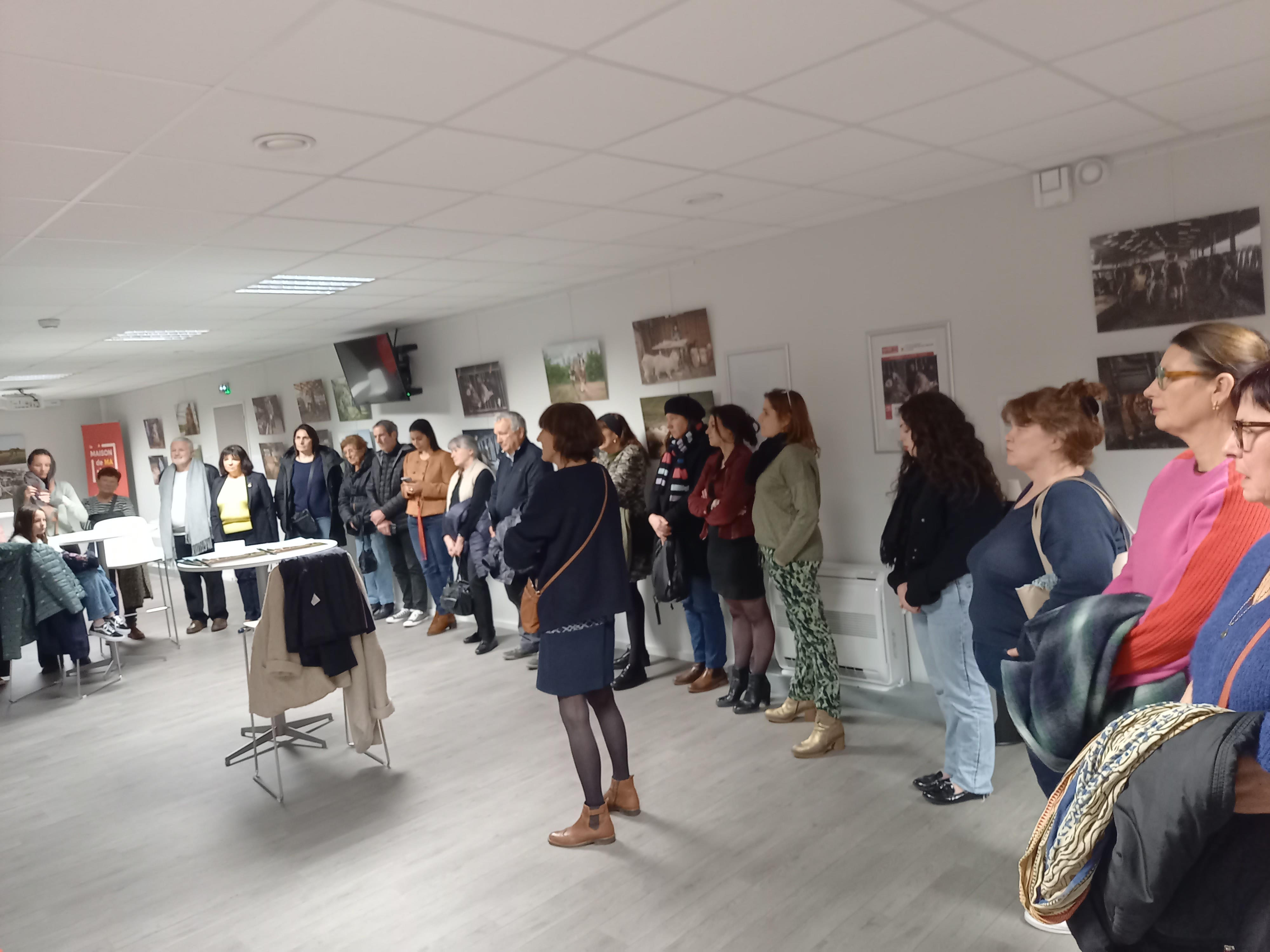 De nombreuses personnes ont assisté au vernissage de l'exposition.