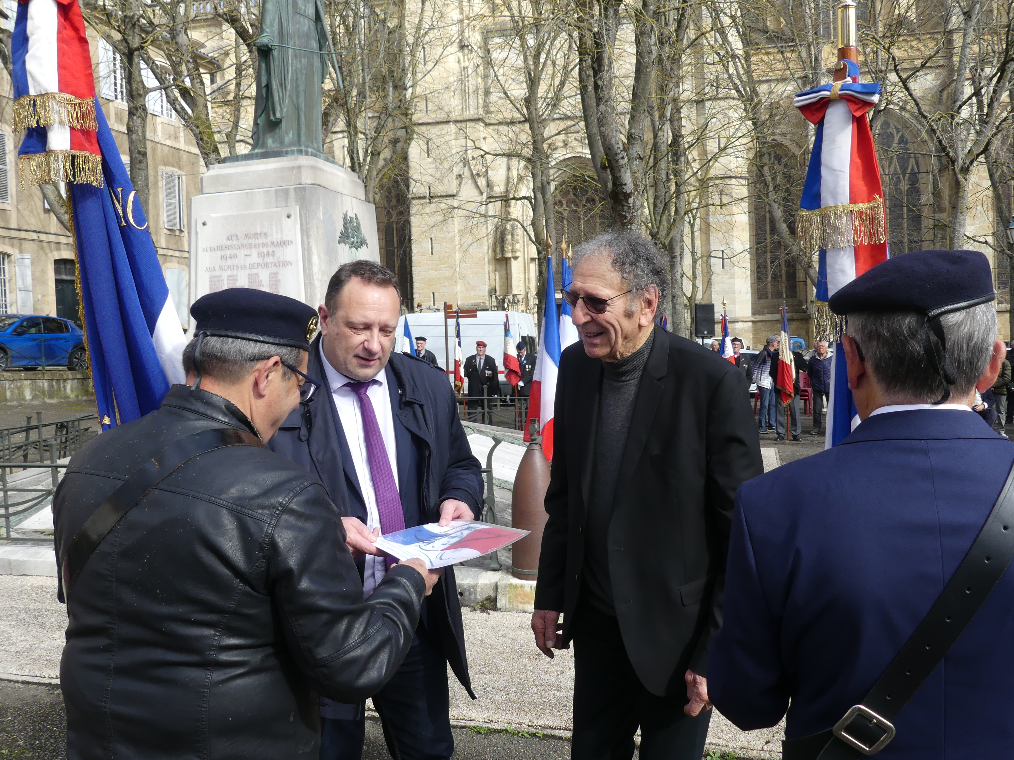 diplôme d'honneur de porte drapeau pour Eric Pallares