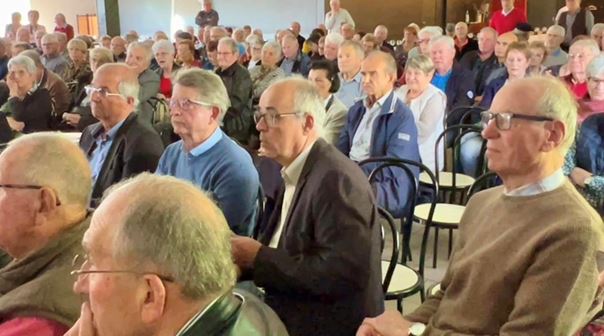 Un public attentif lors de l’exposé sur l’Intelligence Artificielle (IA) .