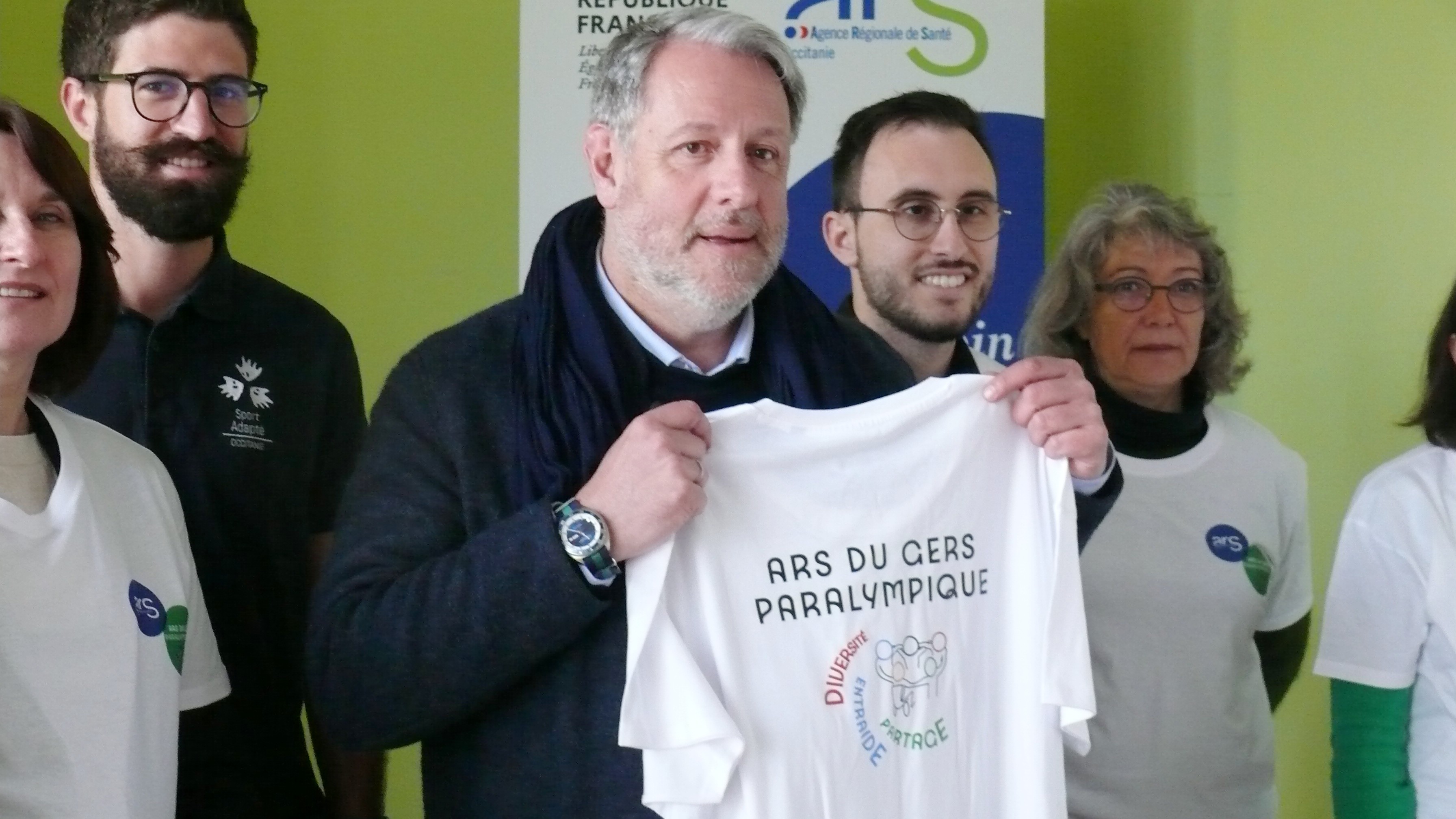 Le directeur de l'ARS 32 présente le T-shirt créé pour l'occasion.