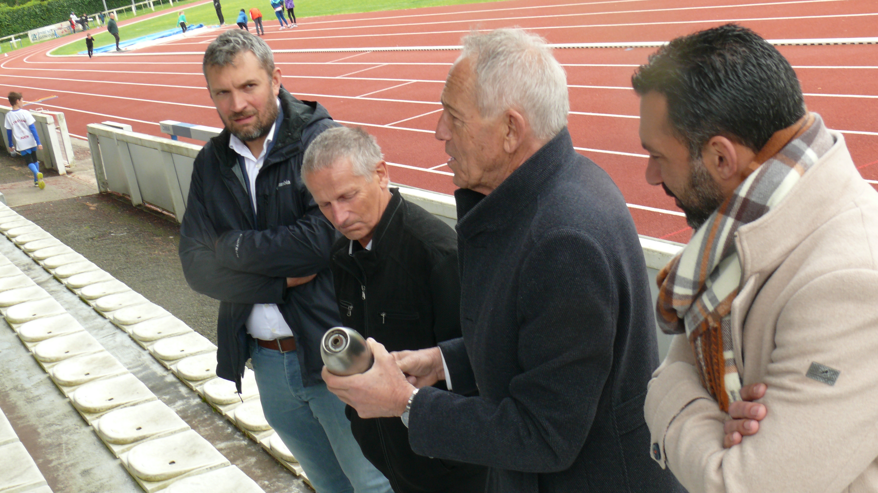 Le maire, Christian Laprébende, présente la torche des Jeux Olympiques d'Albertville.