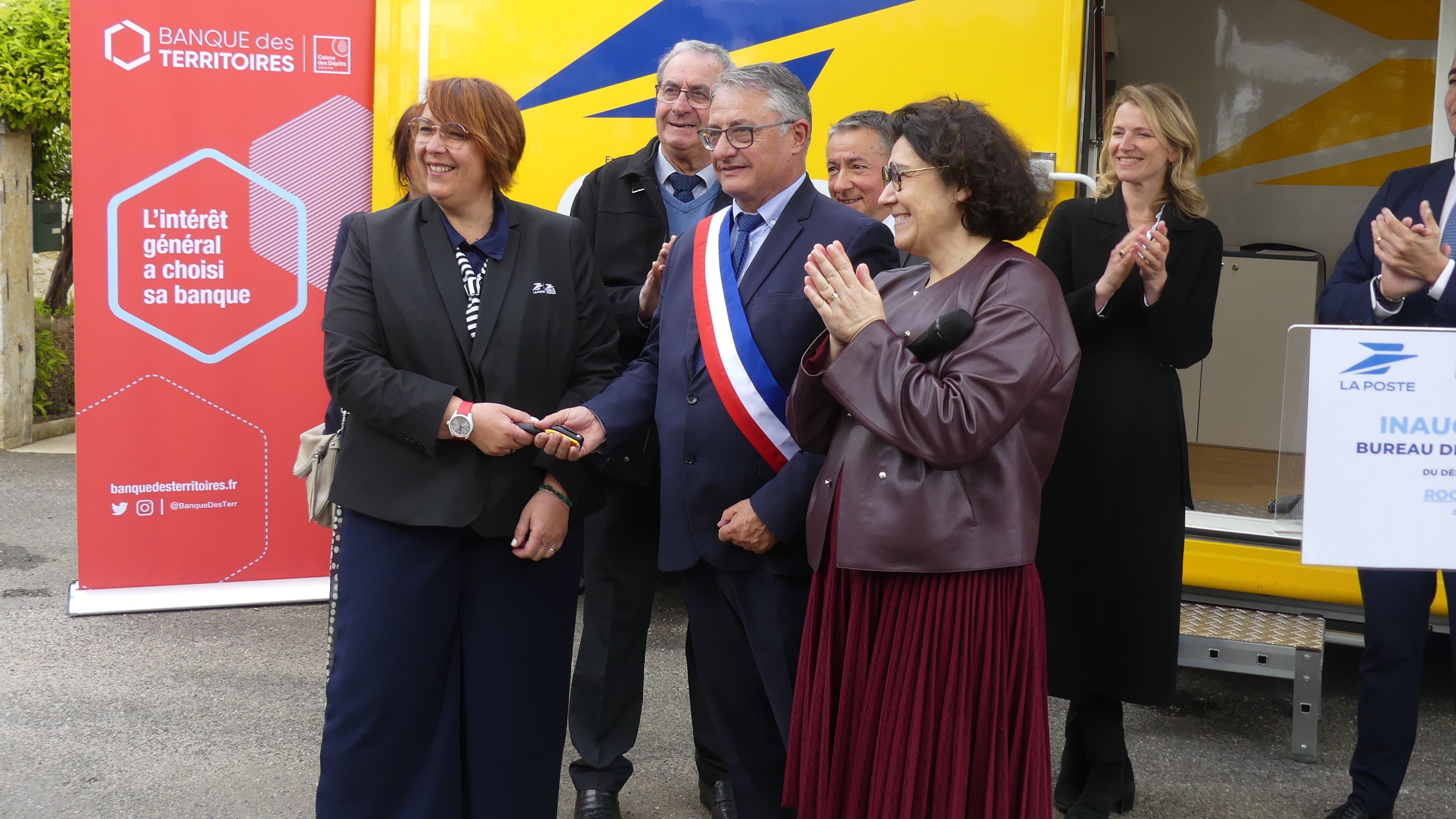 Jean-Michel Baylac maire de Roquelaure remet les clés du camion postal à Marie Hellen