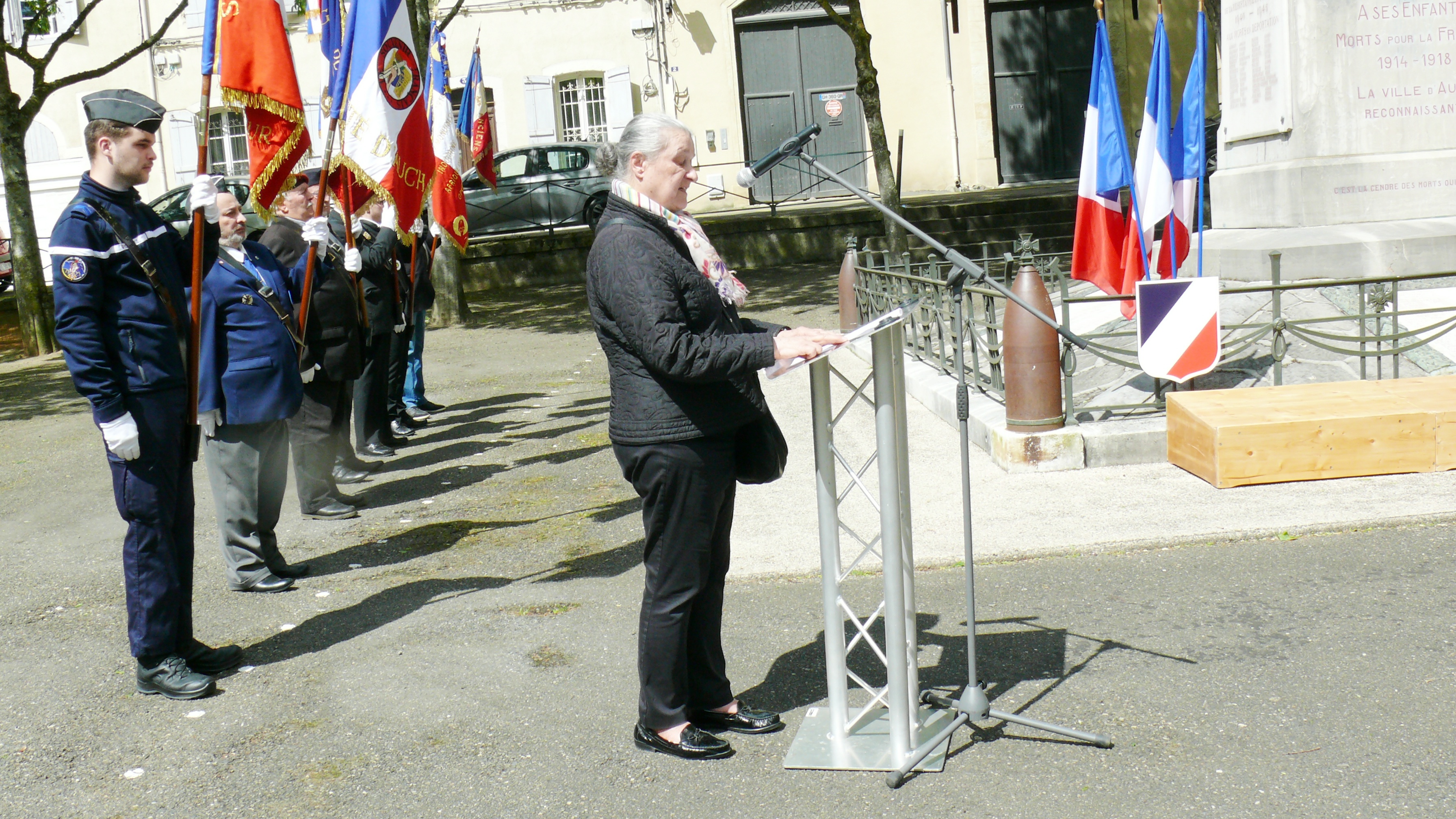 Lecture du message commun des associations de déportés par Claudette Layrle.