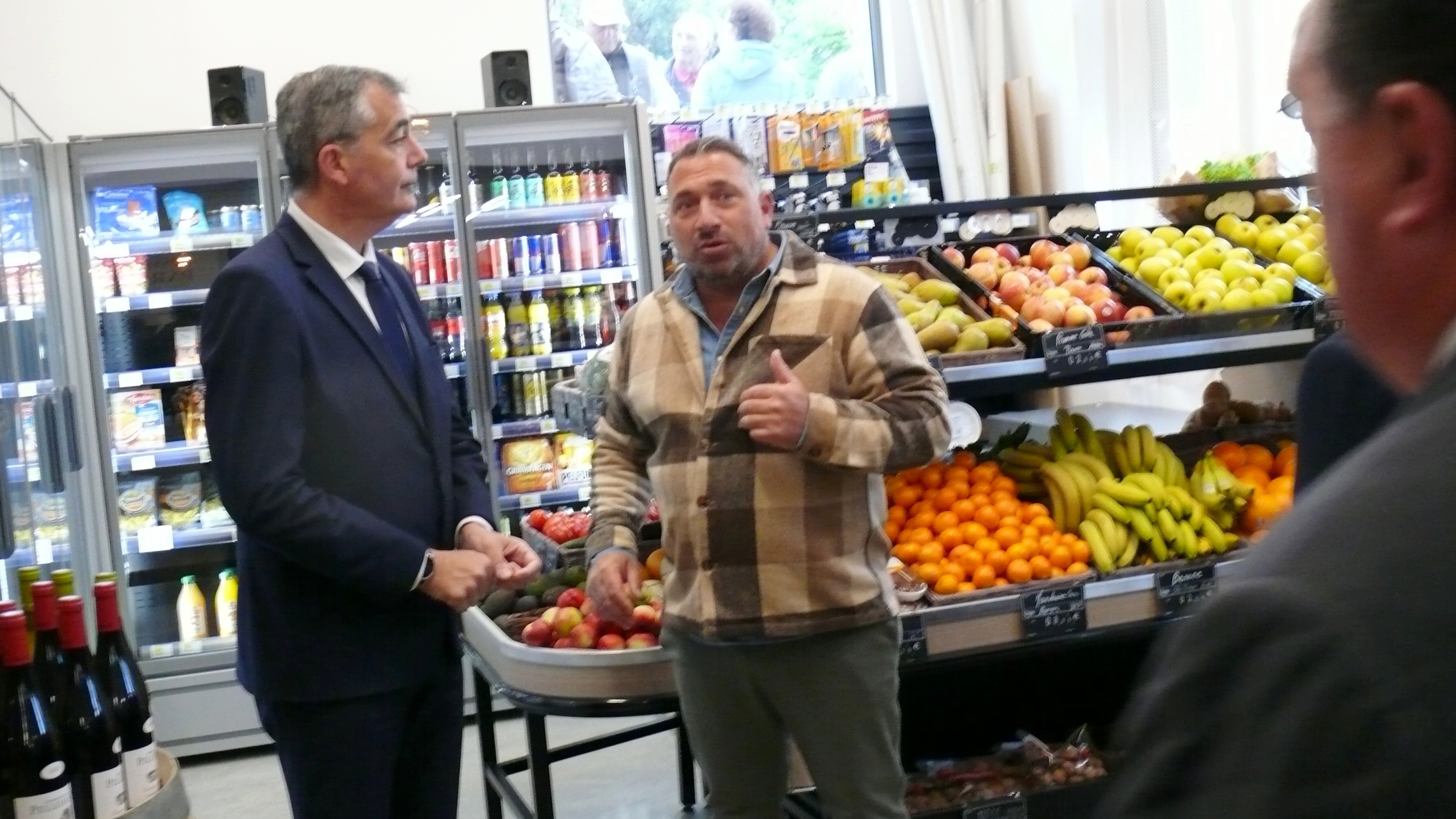 Le gérant Cyril Farines s'entretient avec le préfet.