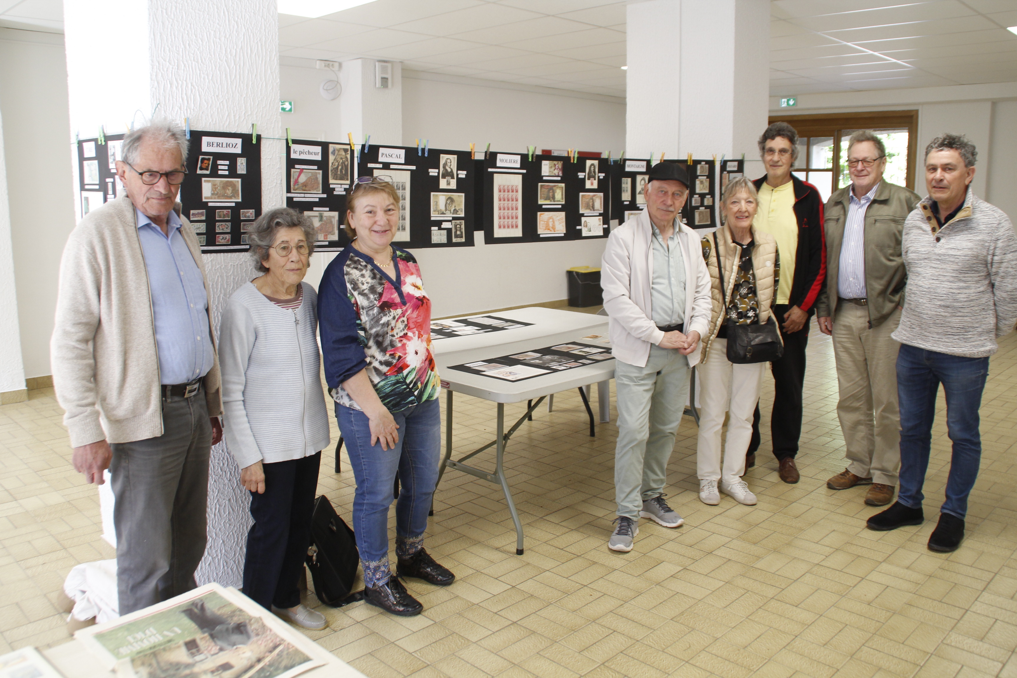 Collectionneurs admiratifs