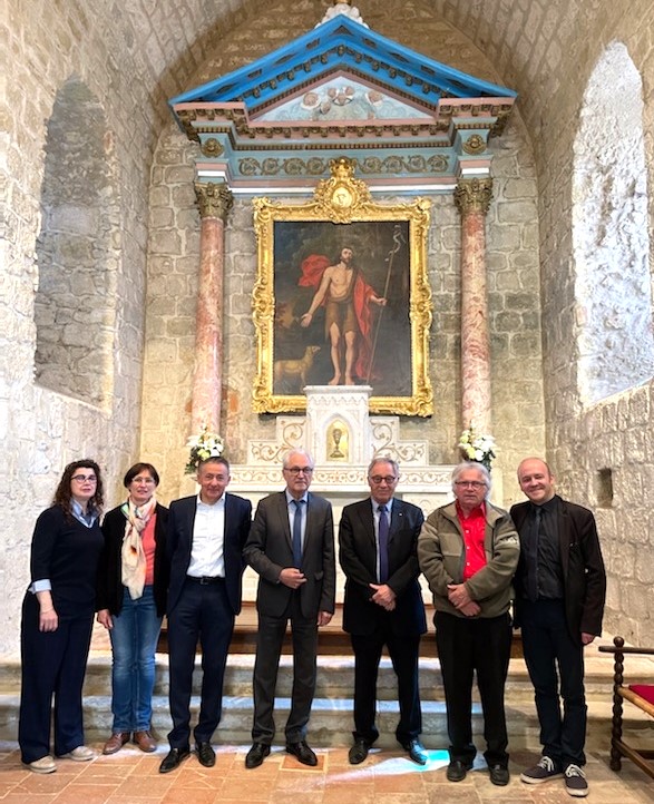 Paul Esquiro entouré des deux restauratices, Sophie Nicolas et Sandrine Cailhol, Bernard Ksaz, Alain Duffourg, Alain Abeille et Laurent Marsol.