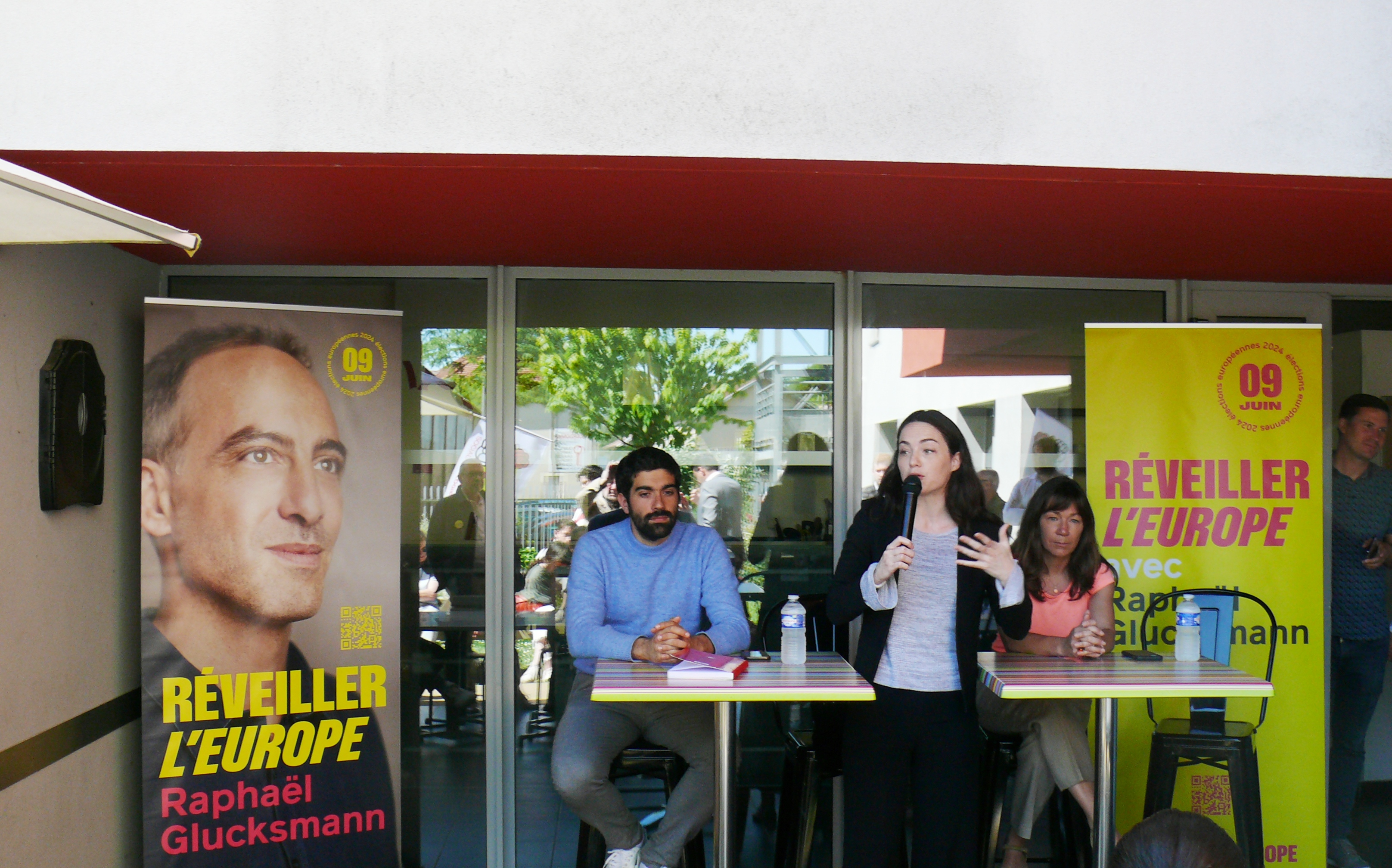 Chloe Ridel lors de son intervention entourée de Guillaume De Almeida Chaves, en charge des dossiers jeunesse à la Région et Muriel Abadie, Conseillère Régionale.