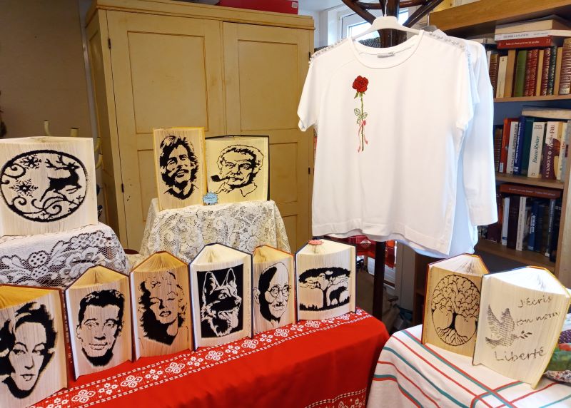 Livres sculptés et tee-shirt brodé.
