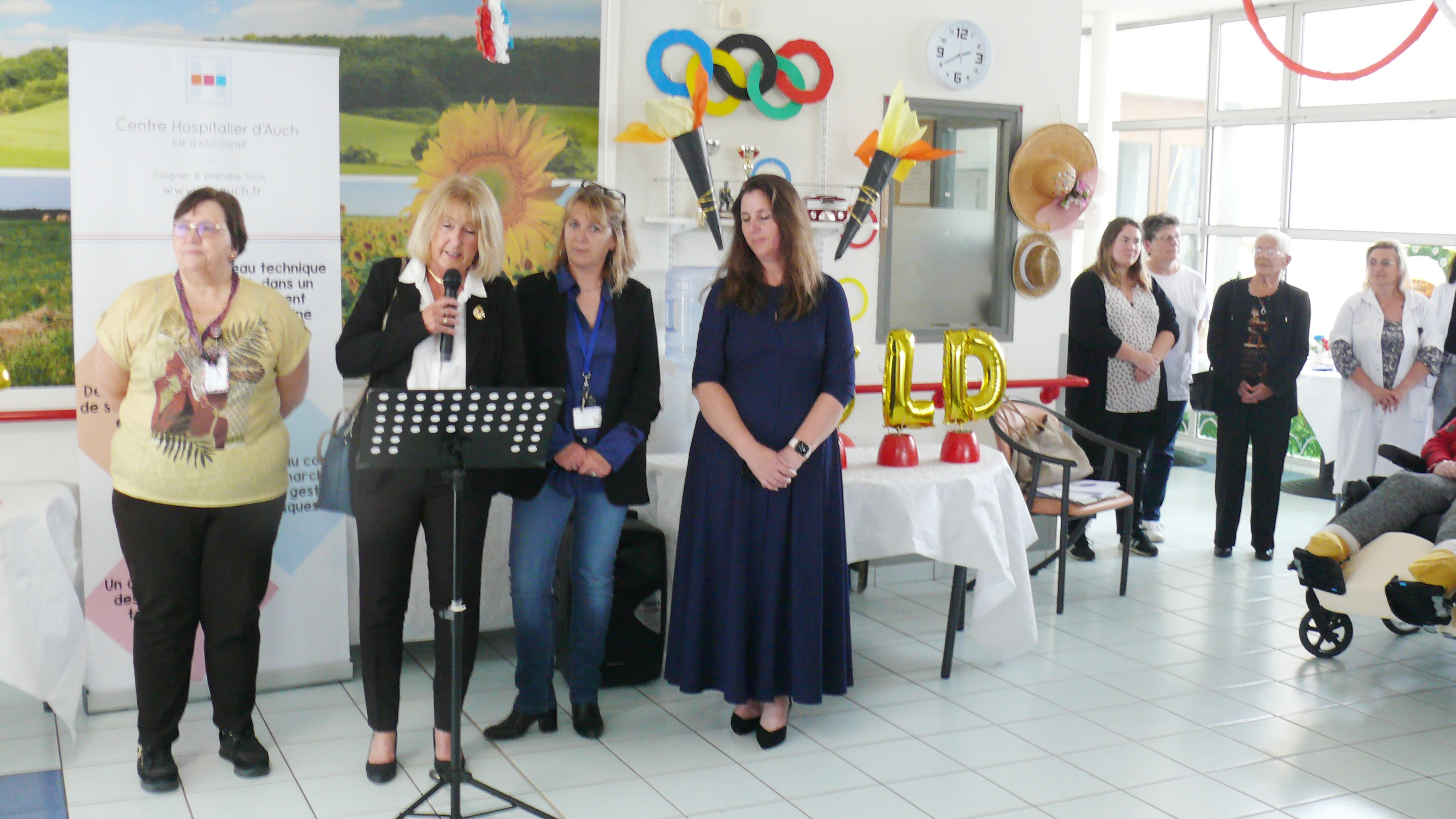 Sylvie Lacarrière entourée des cadres de l'unité UCC