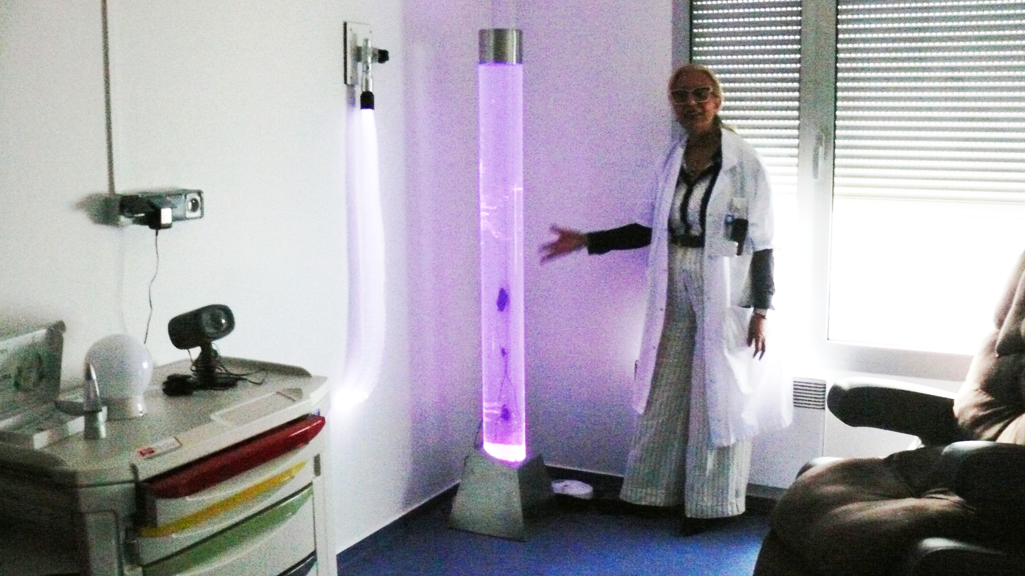 Le médecin gériatre, Lallem Afida, montre une chambre de repos.