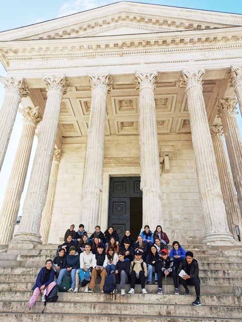 Les collégiens devant la Maison Carrée de Nîmes. Photo : collège Salinis.