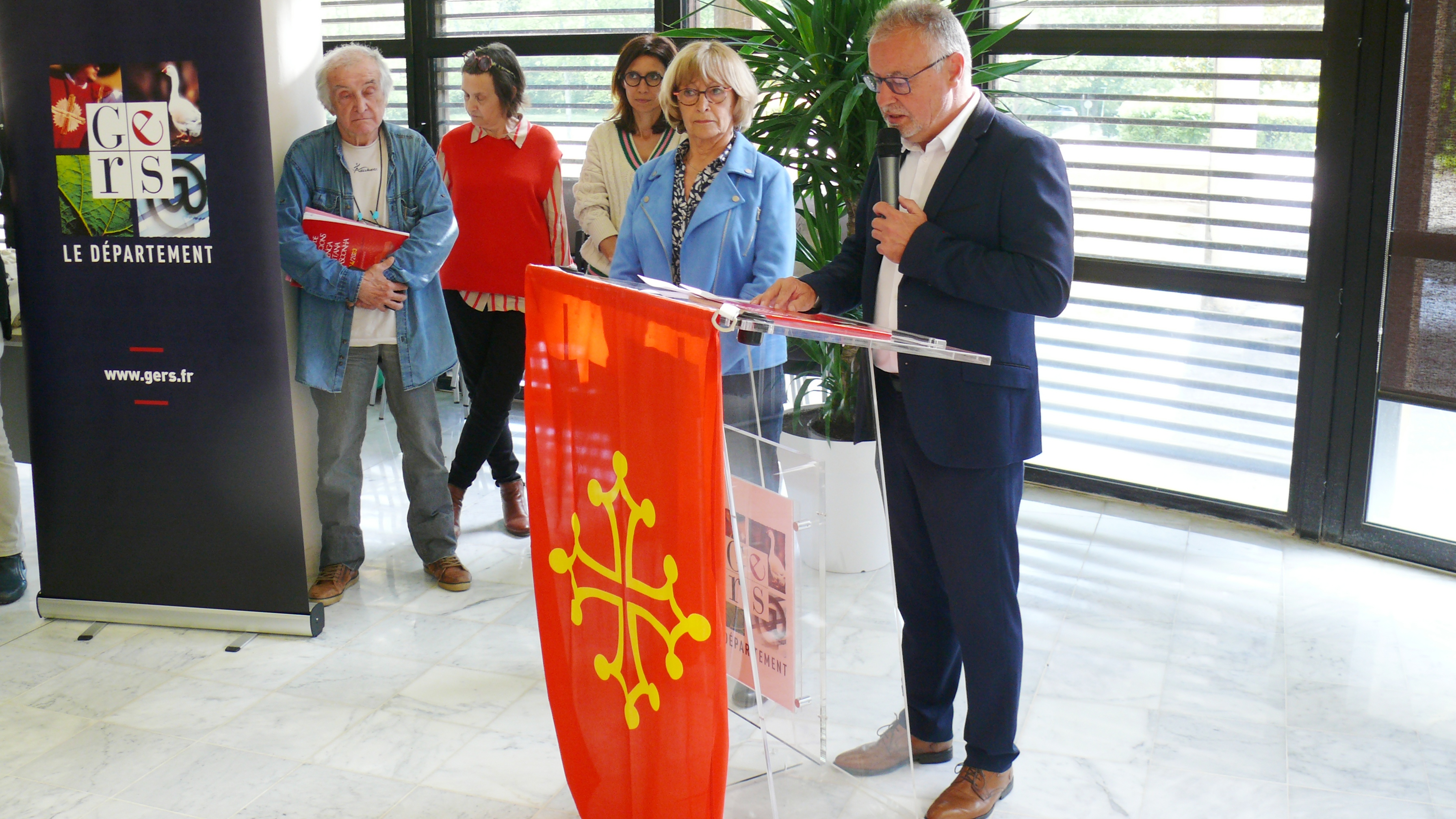 Philippe Dupouy lors de son discours avec à ses côtés, Yvette Ribes.