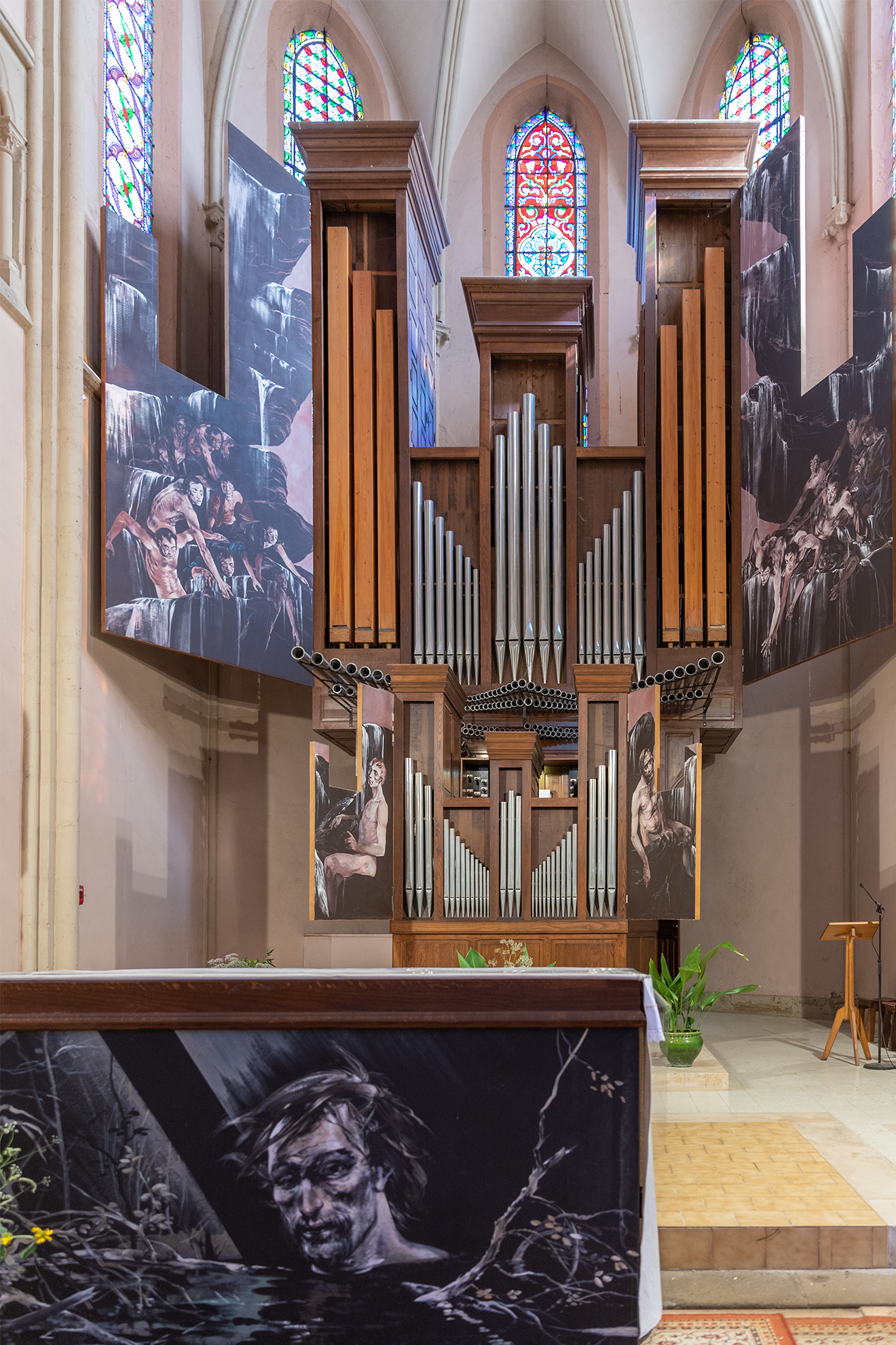 orgue et autel de l'église à Plaisance