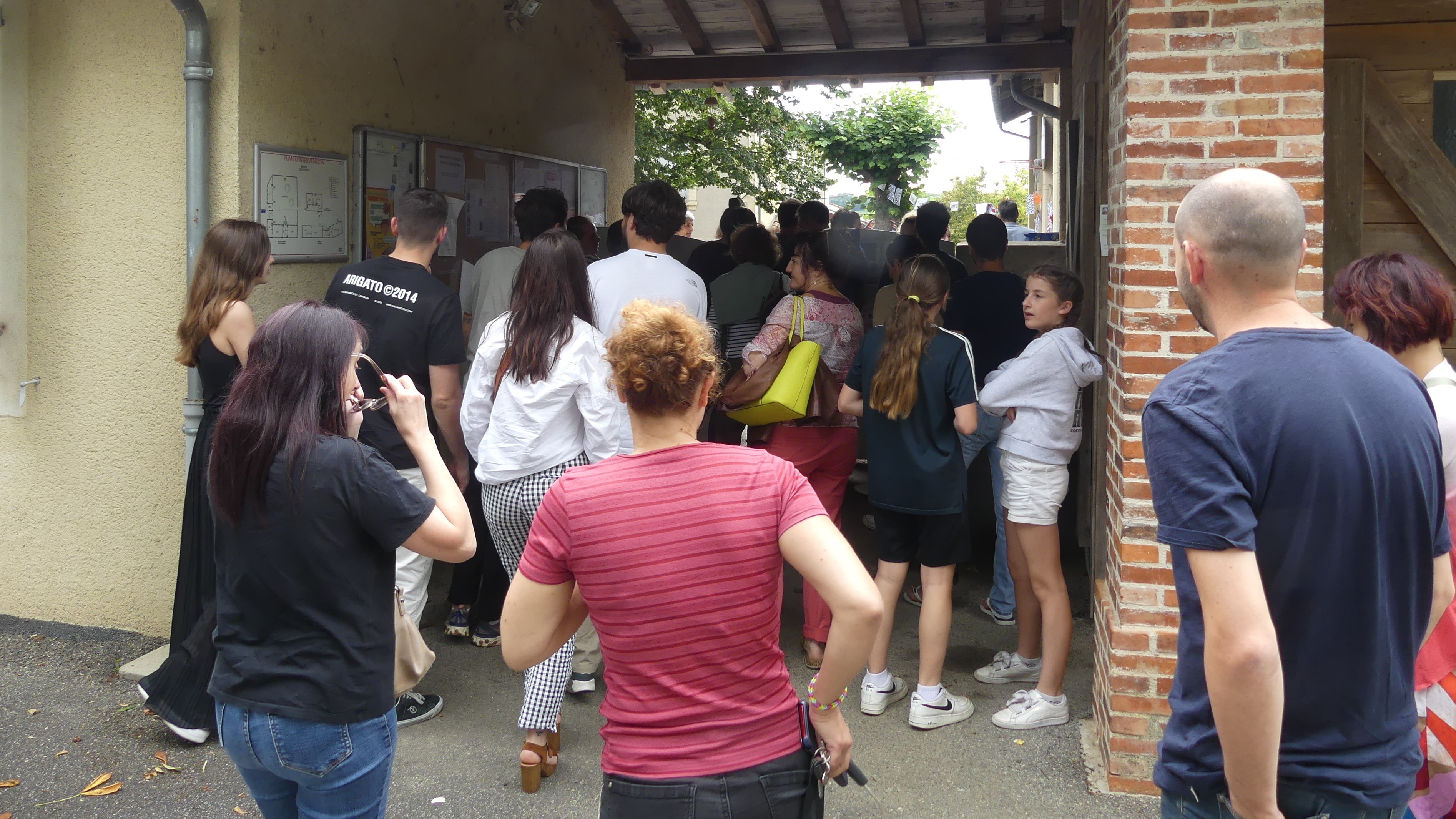 La queue devant l'entrée du stade, de l'école