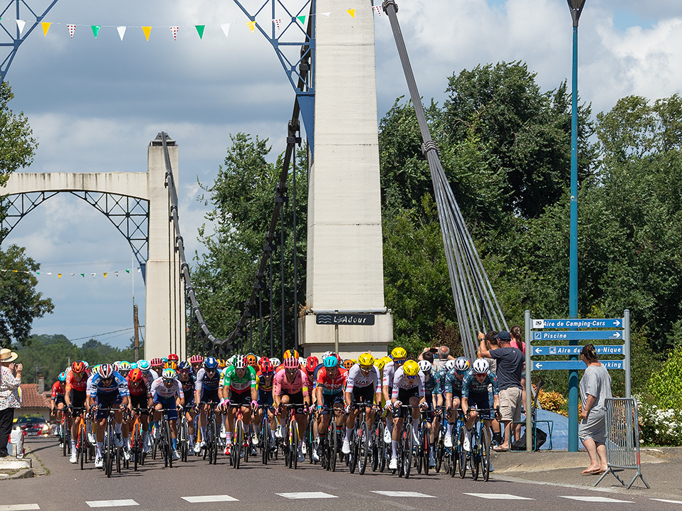 le peloton a traversé le Pont d'Arcole au-dessus de l'Adour