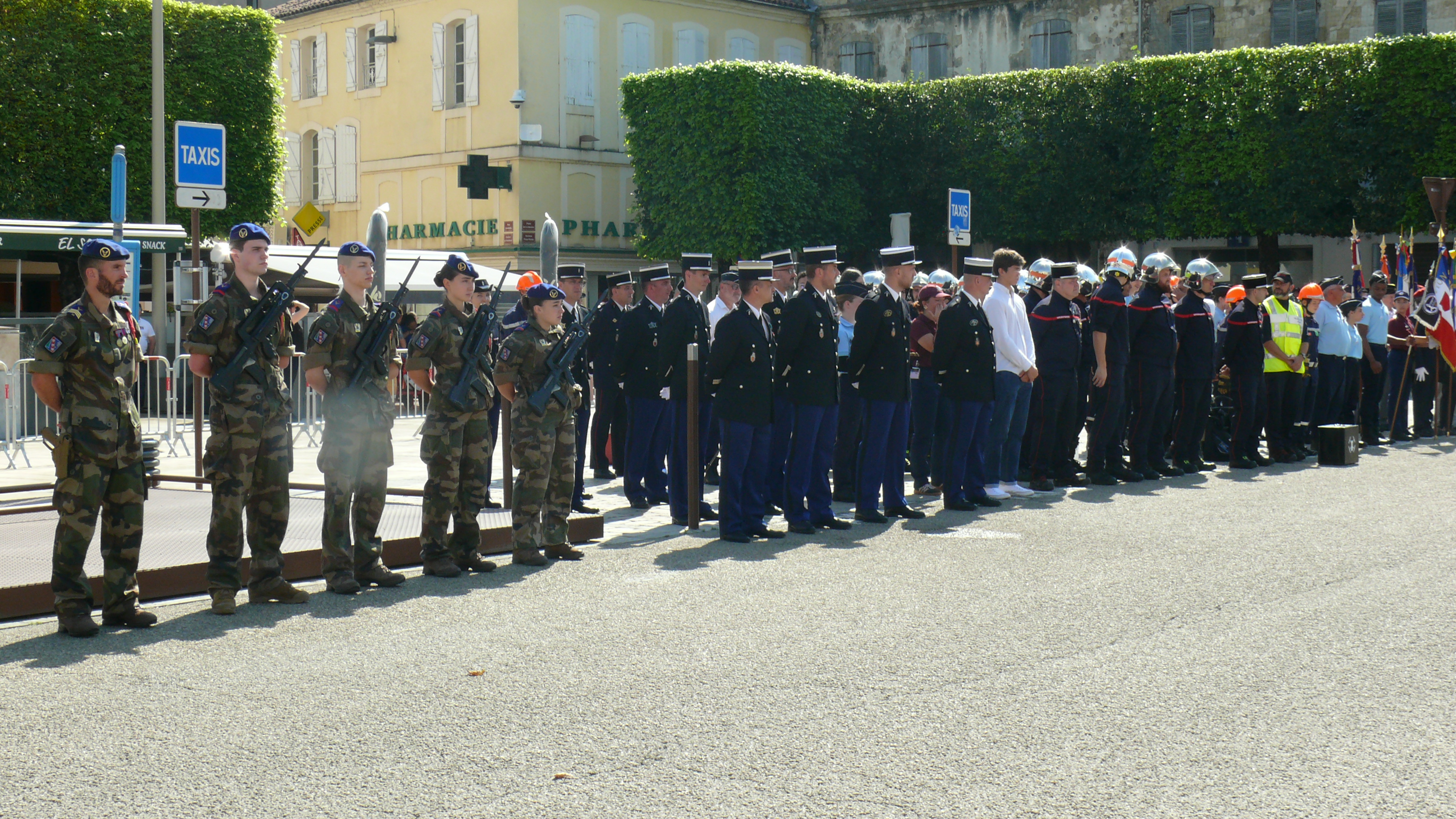 Le piquet d'honneur était représenté par le 5e régiment d'hélicoptères de combat.