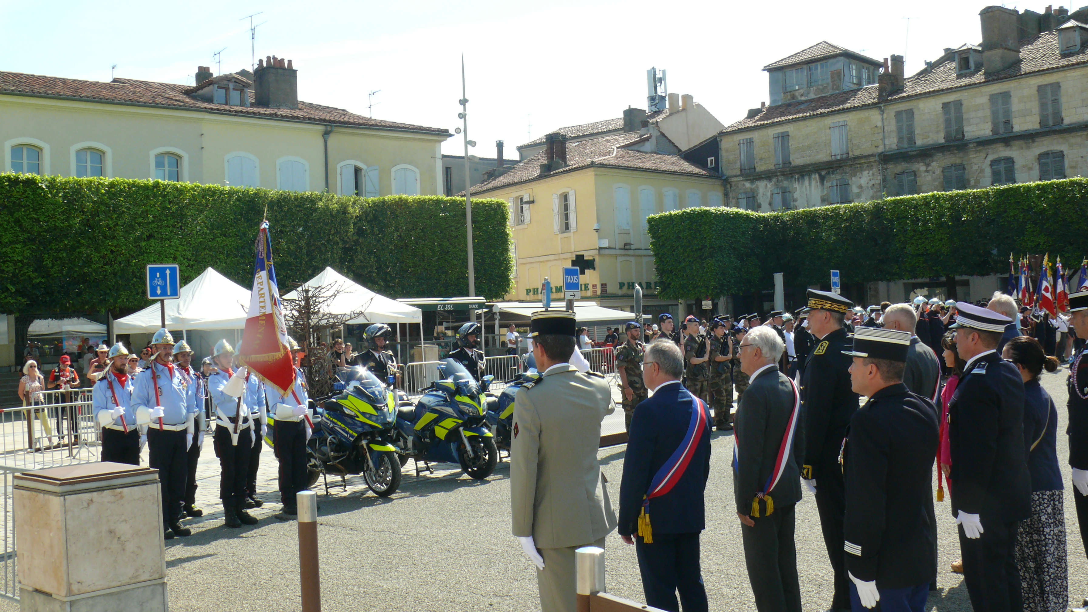 Honneur au drapeau.