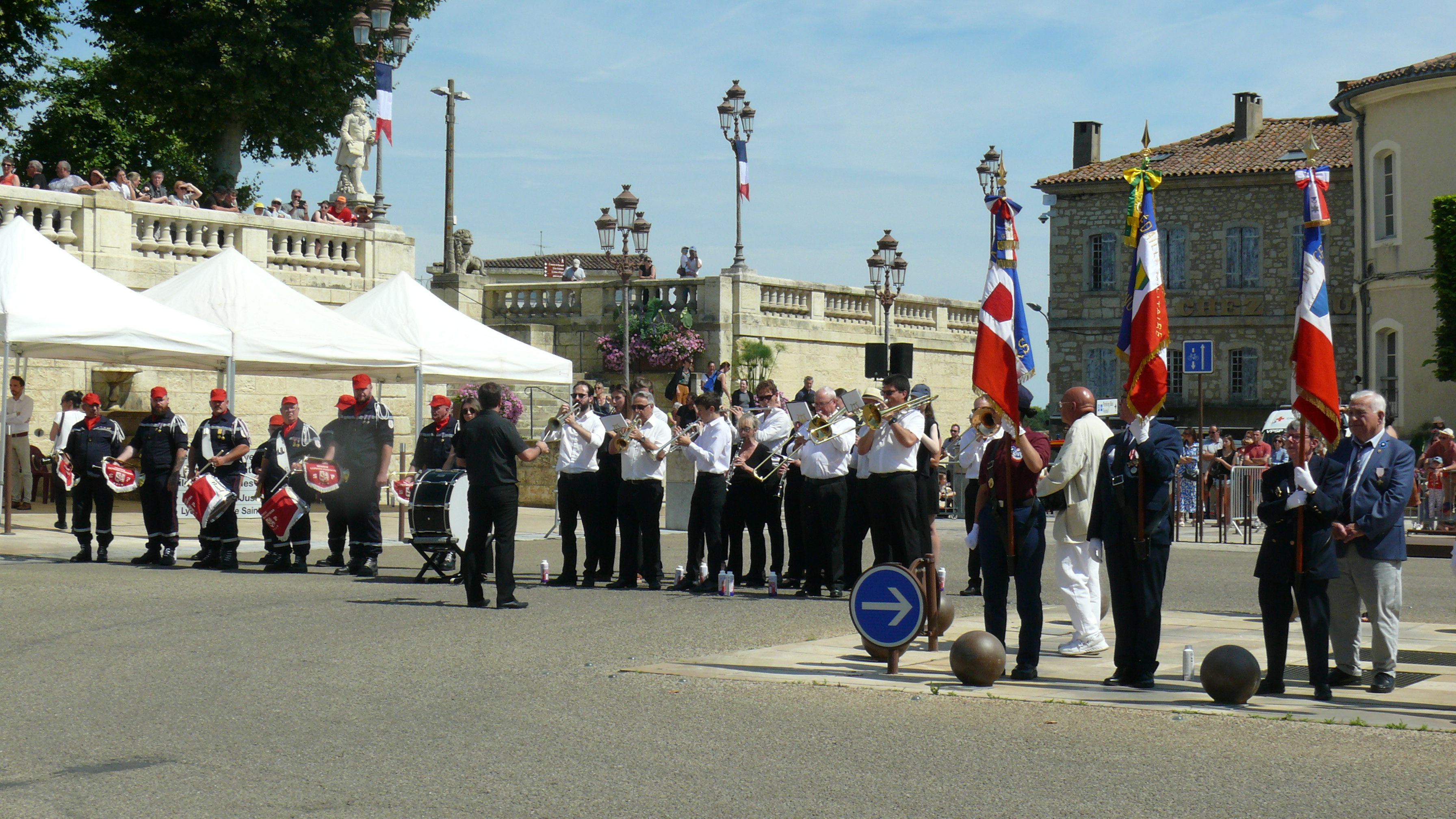La clique des sapeurs pompiers et l'ensemble orchestral d'Auch.