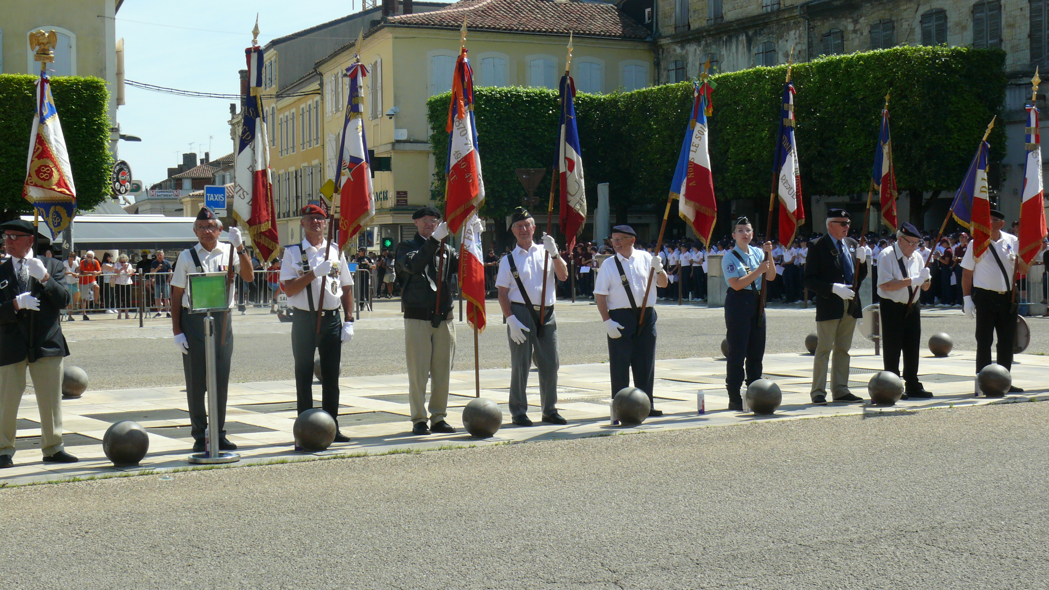 Les porte-drapeaux.