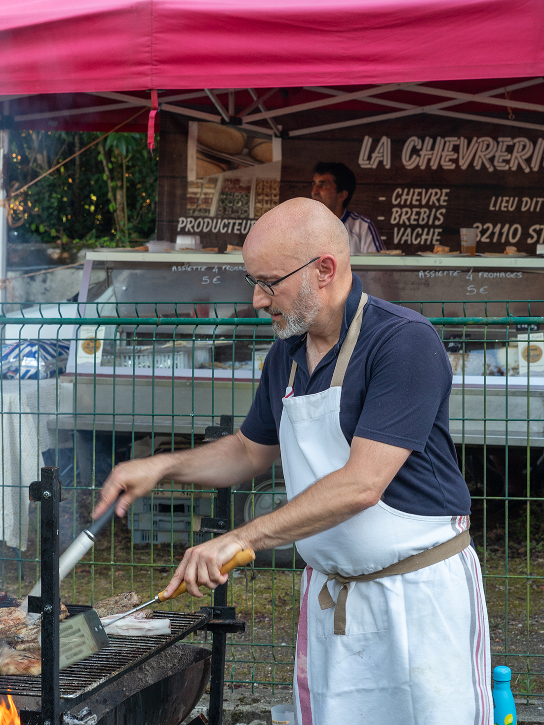 le maire de Termes d'Armagnac, Thibault Renaudin au barbecue