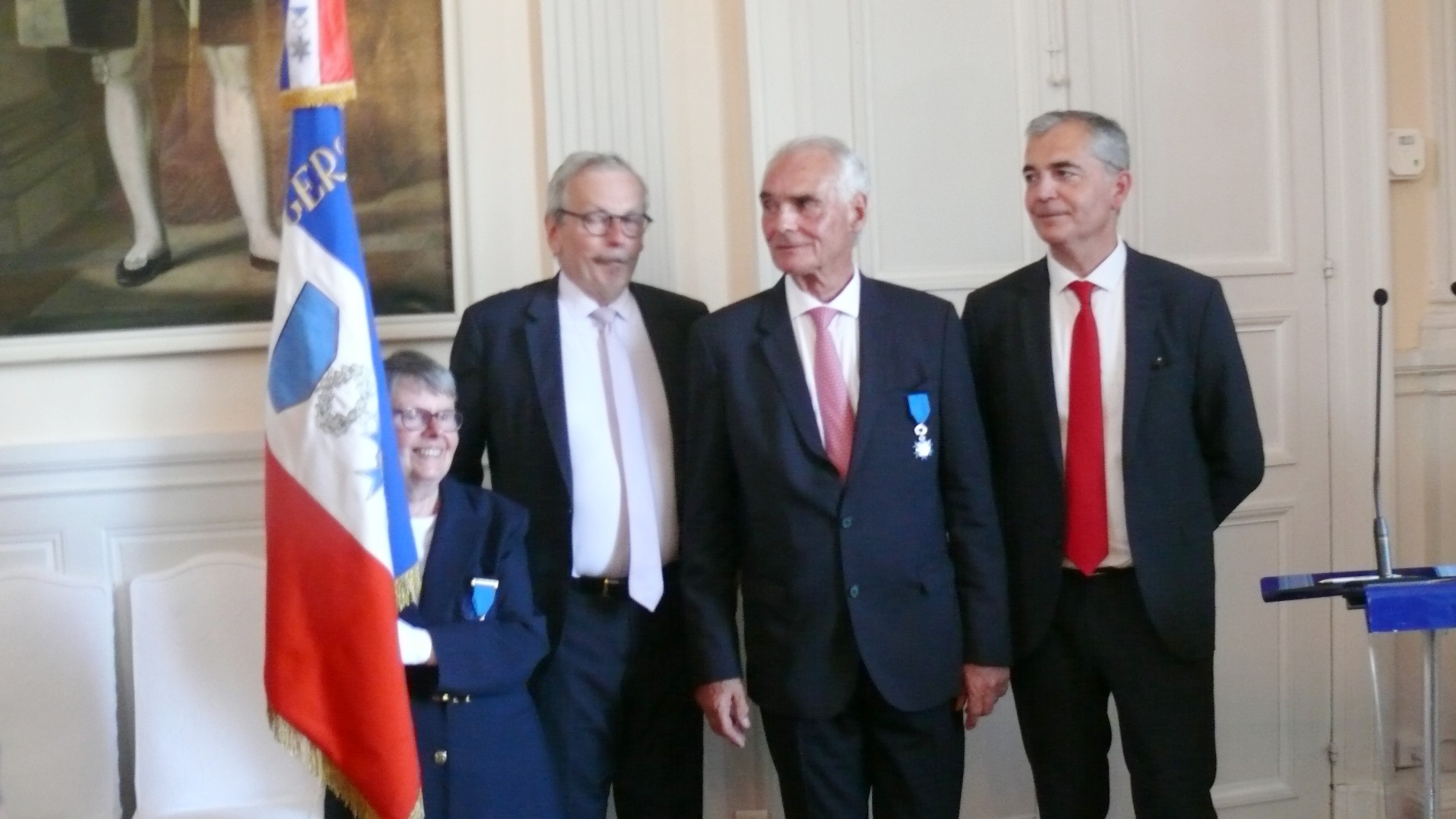 François Rivière entouré de Jean-René Cazeneuve et de Laurent Carrié, préfet du Gers.