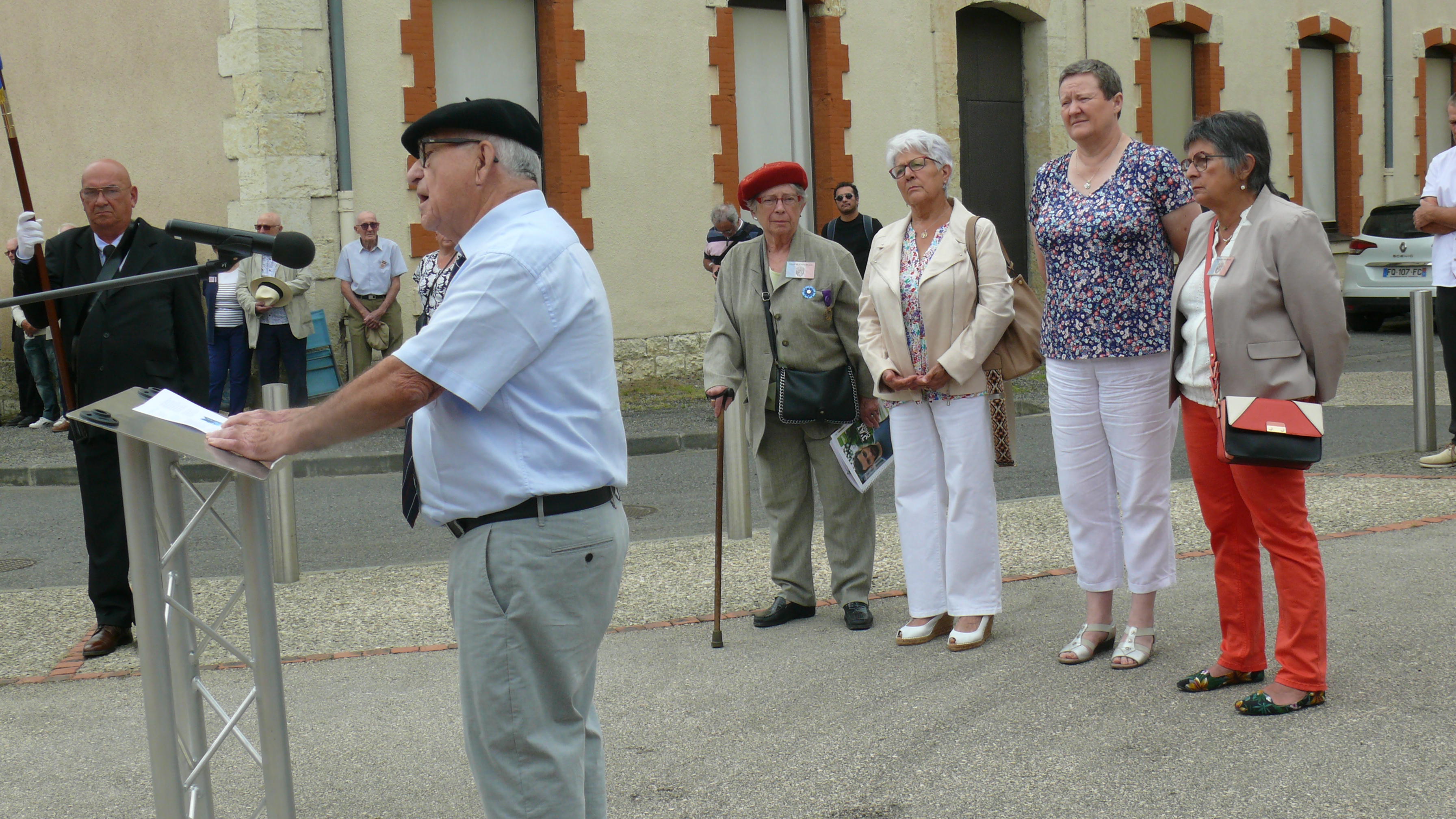 Claude Béros a chanté un poème de sa composition en hommage aux soldats.