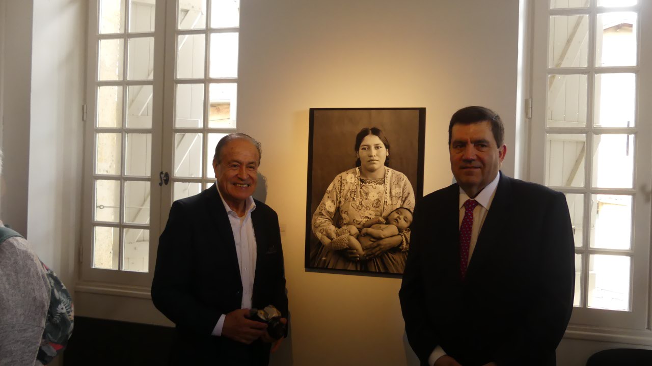 Mr l'Ambassadeur pose devant sa photo préférée.