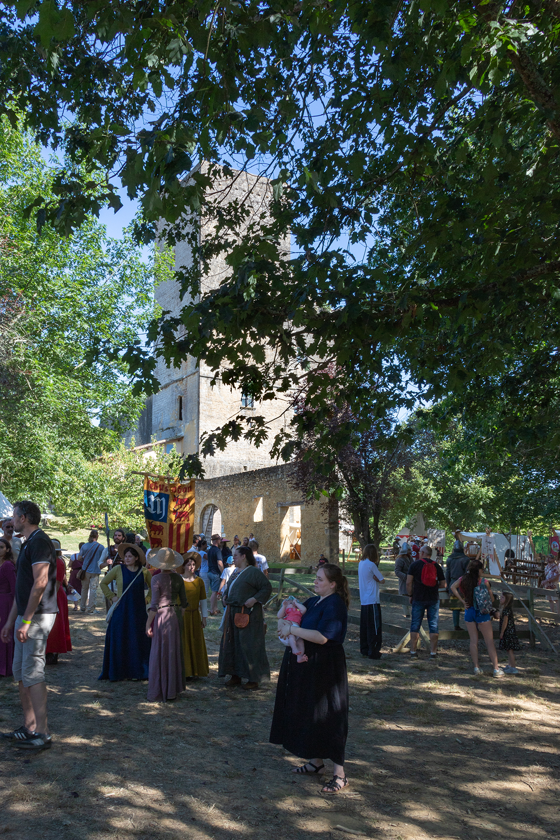 les fêtes médiévales au pied de la Tour de Termes et à l'ombre des arbres