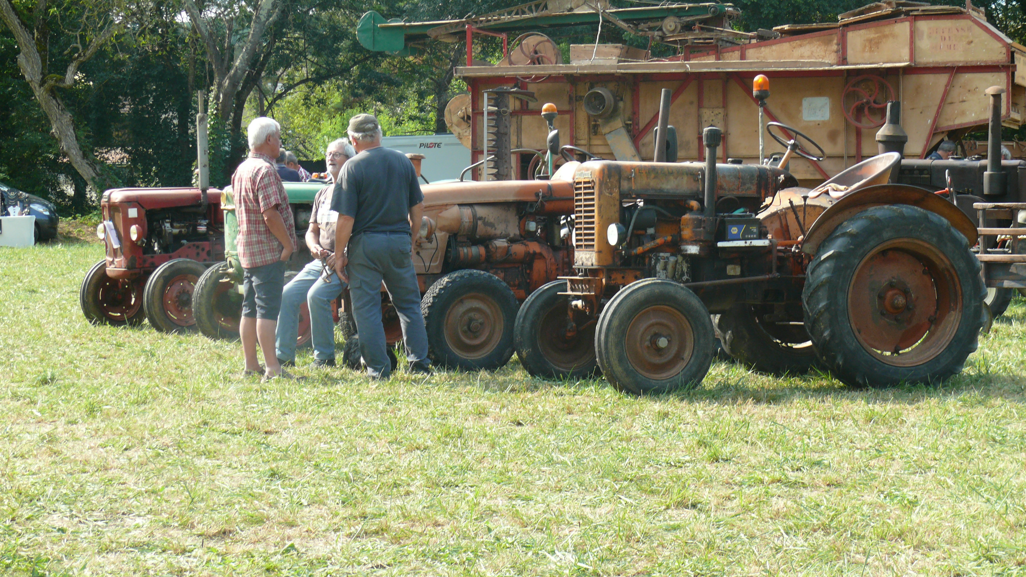 Les vieux tracteurs.