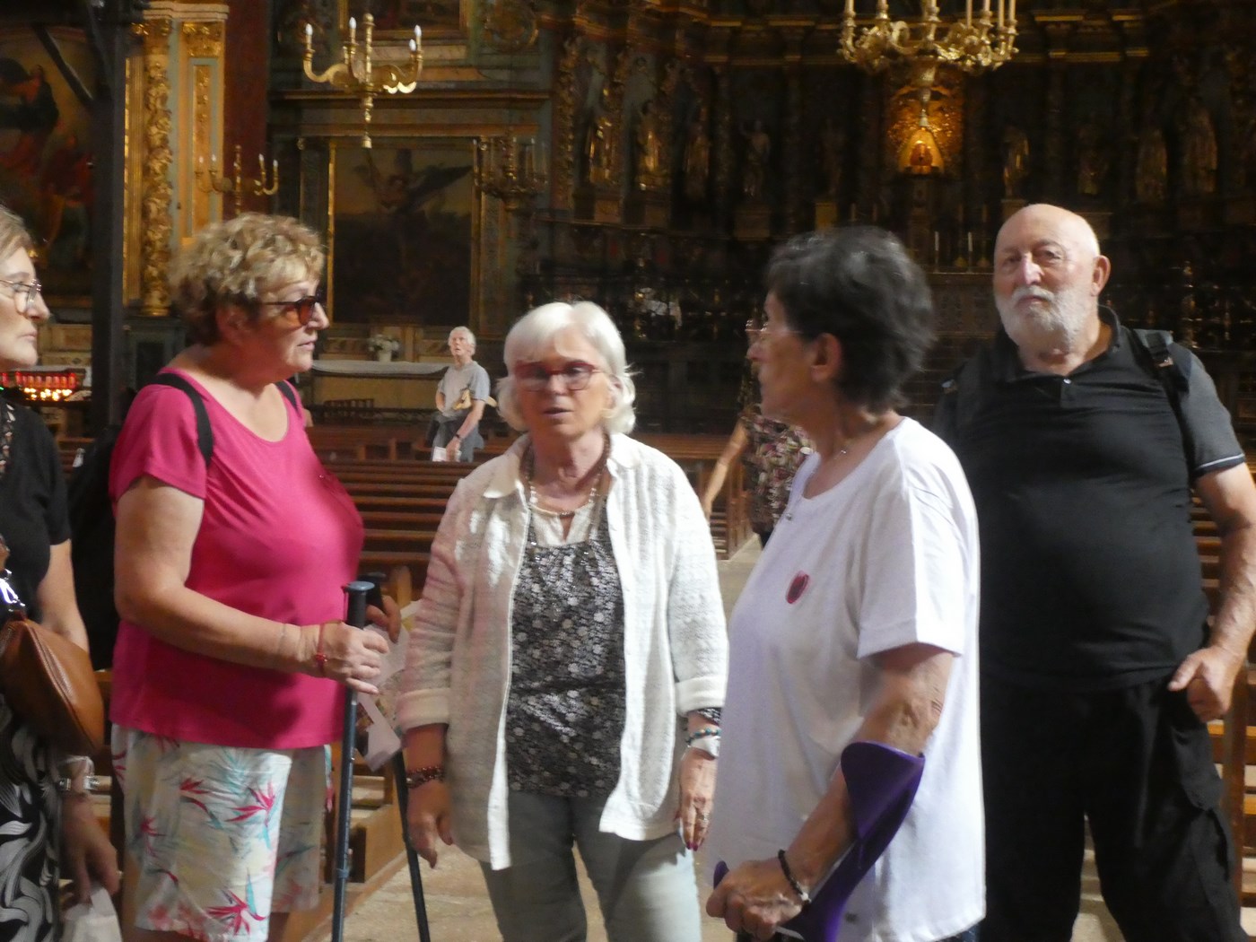 Une bénévole expliquant l'histoire de l'éhglise