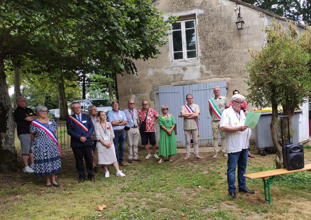 Jean Claude Ulian étonnant conteur de la saga  Ulian/Urizzi, en arrière plan organisateurs et élus