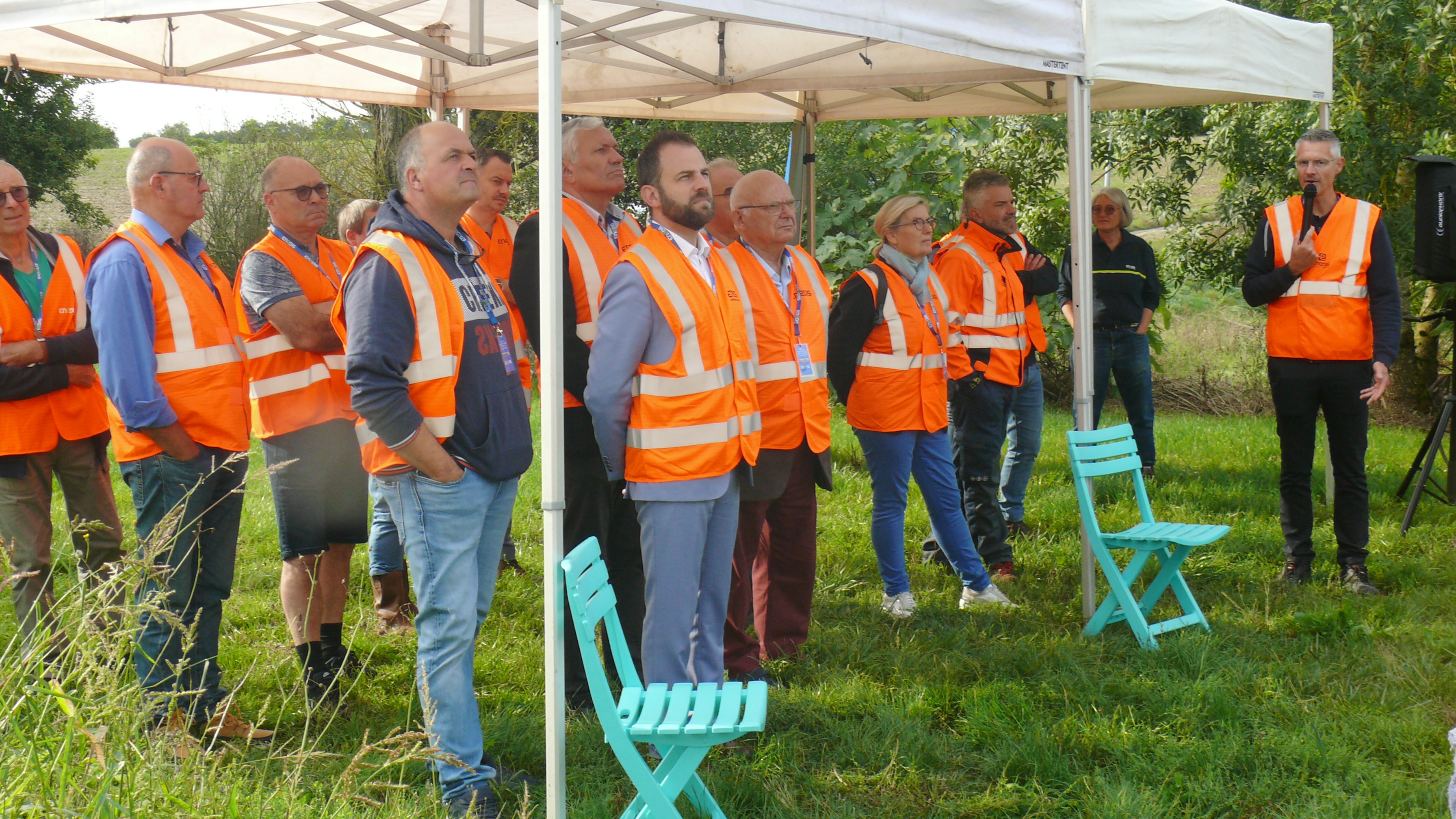 Les maires à l'écoute des explications sur le chantier.