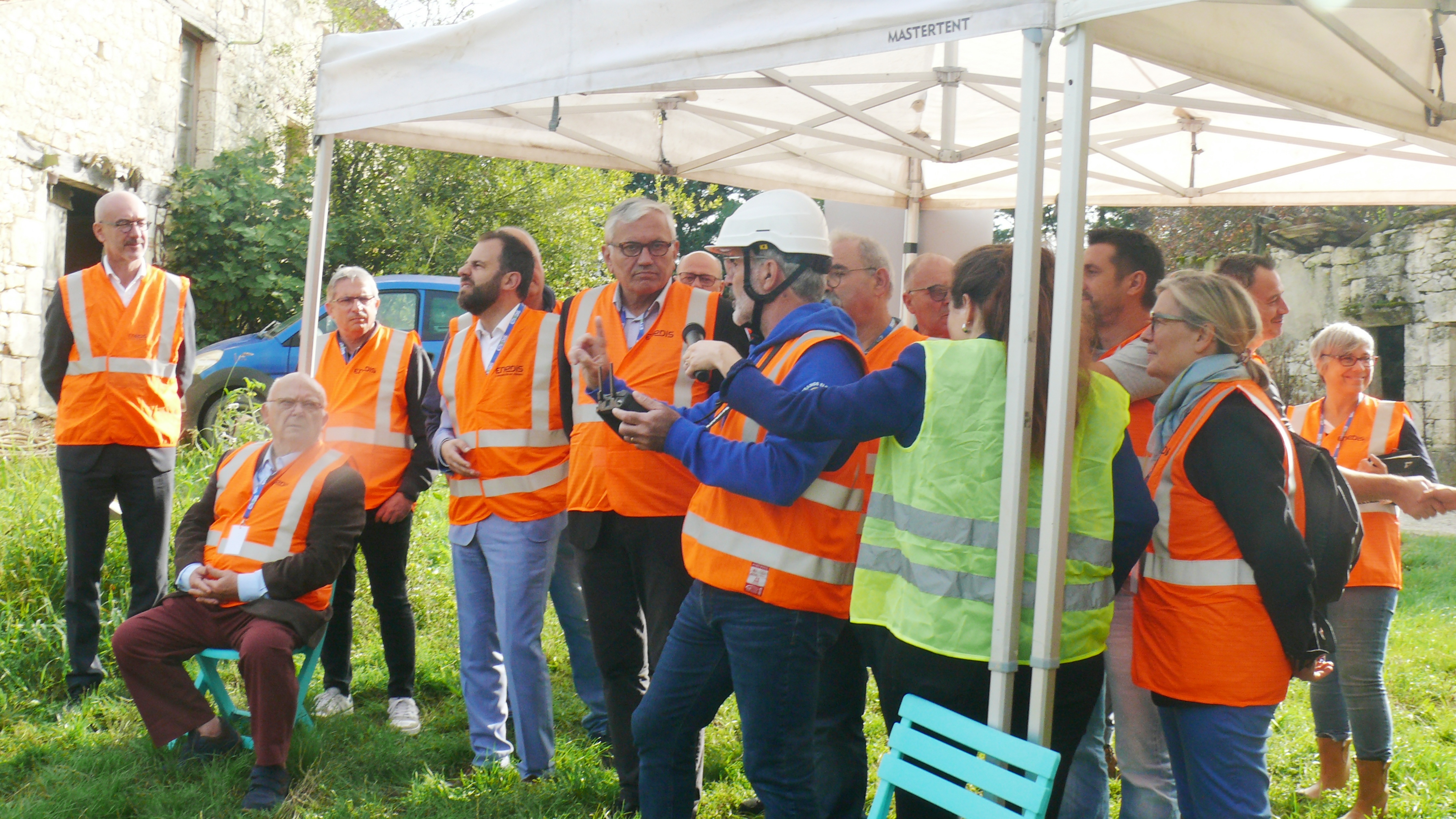 Un technicien explique le travail effectué par le drone.