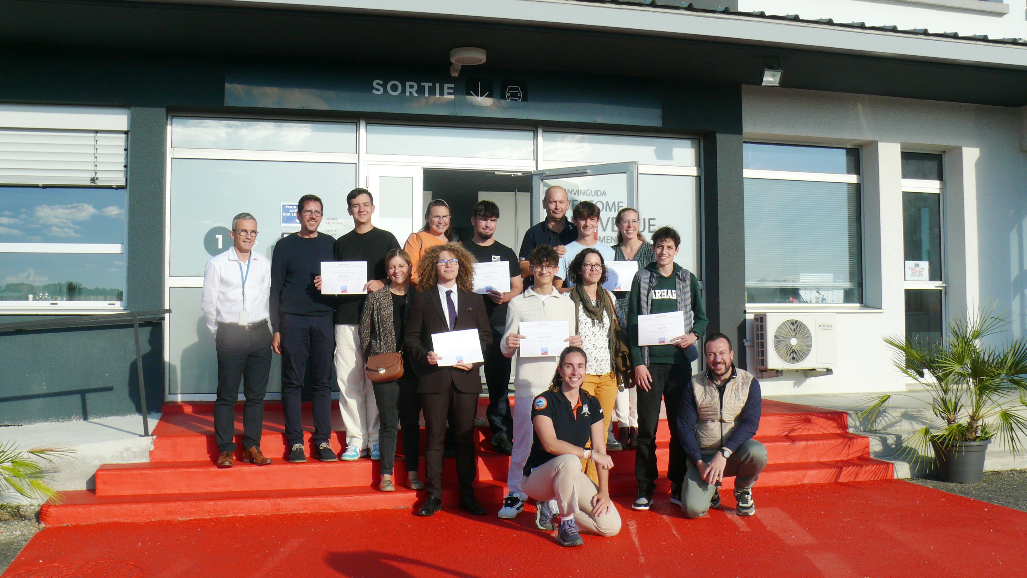 Les diplômés avec leurs parents.