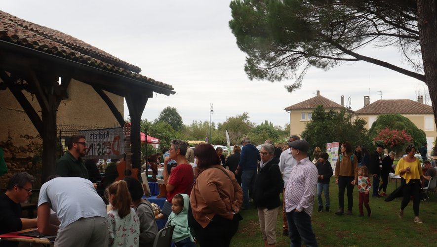 Pas mal de monde autour du stand d'Asma