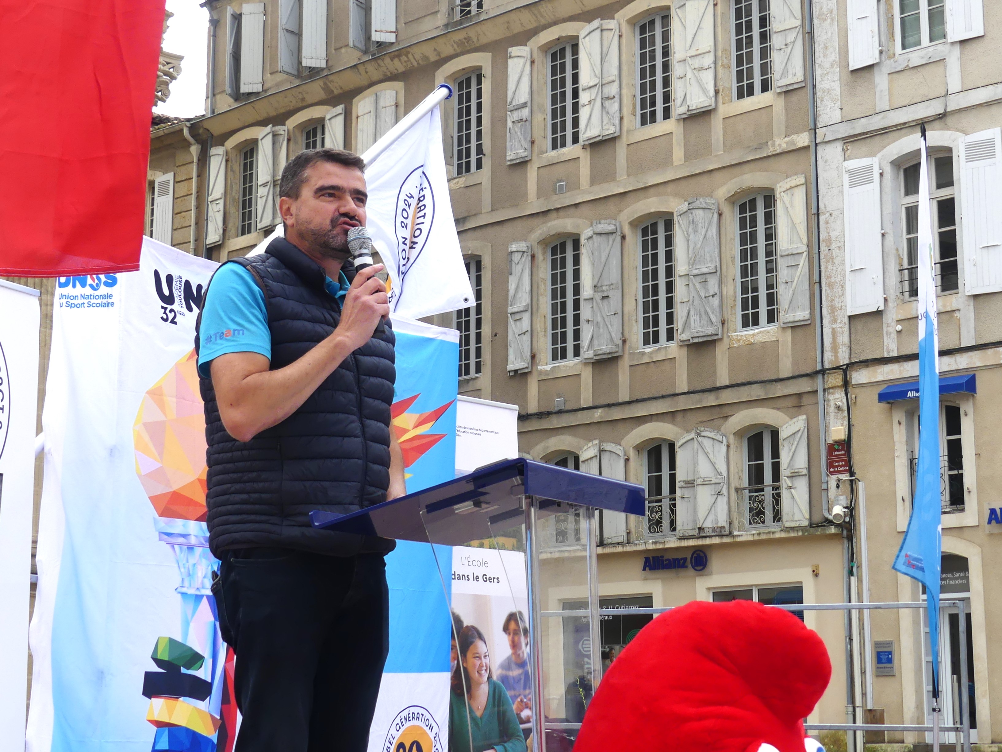 Julien Pellicier directeur UNSS en maître de cérémonie