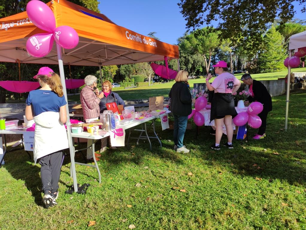 L'un des stands proposant des articles au profit de la lutte contre le cancer