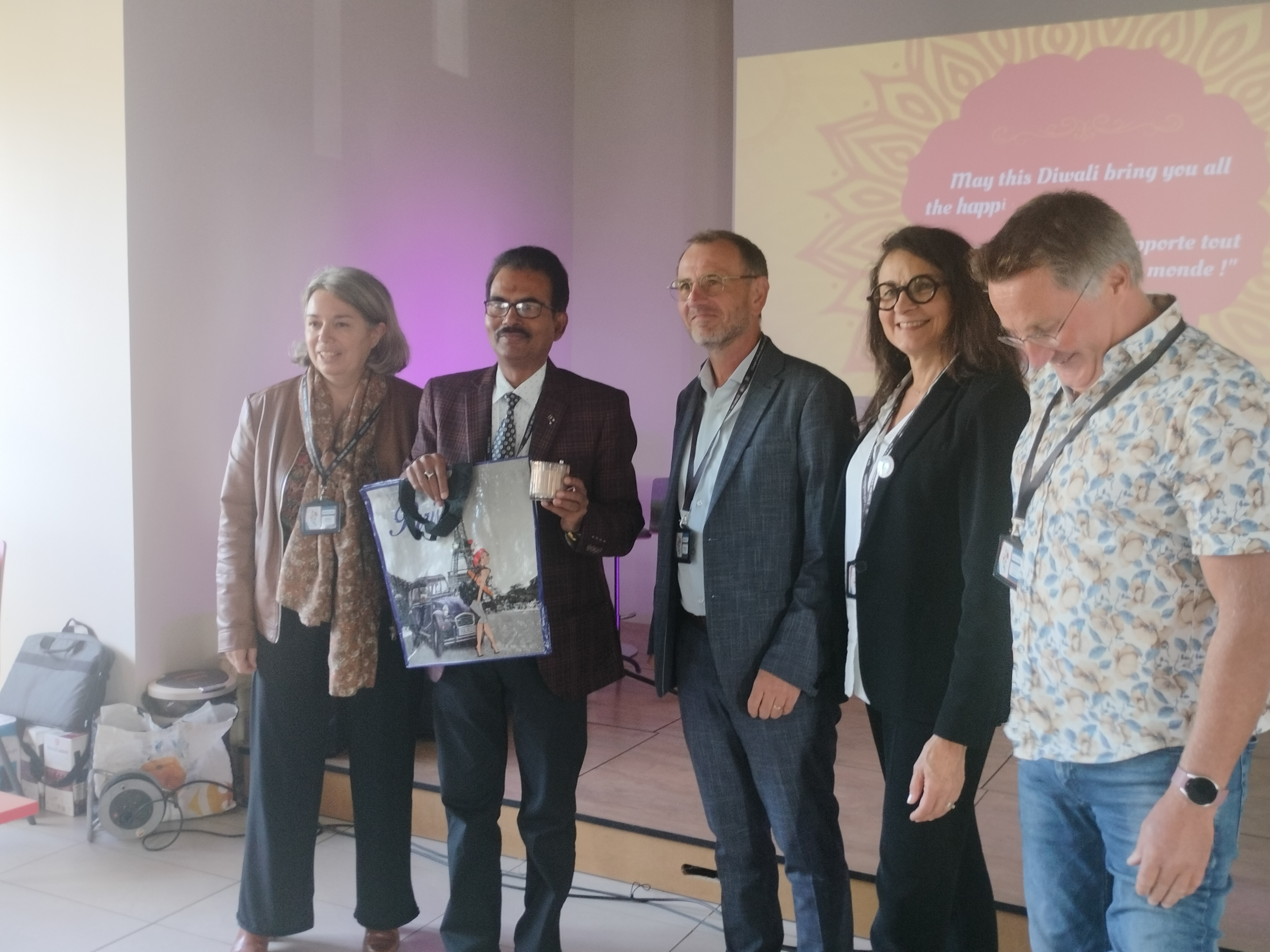Remise d'une bougie a chaque membre de la délégation par Chantal Desprats un membre de la délégation, le proviseur et Christophe Groell.