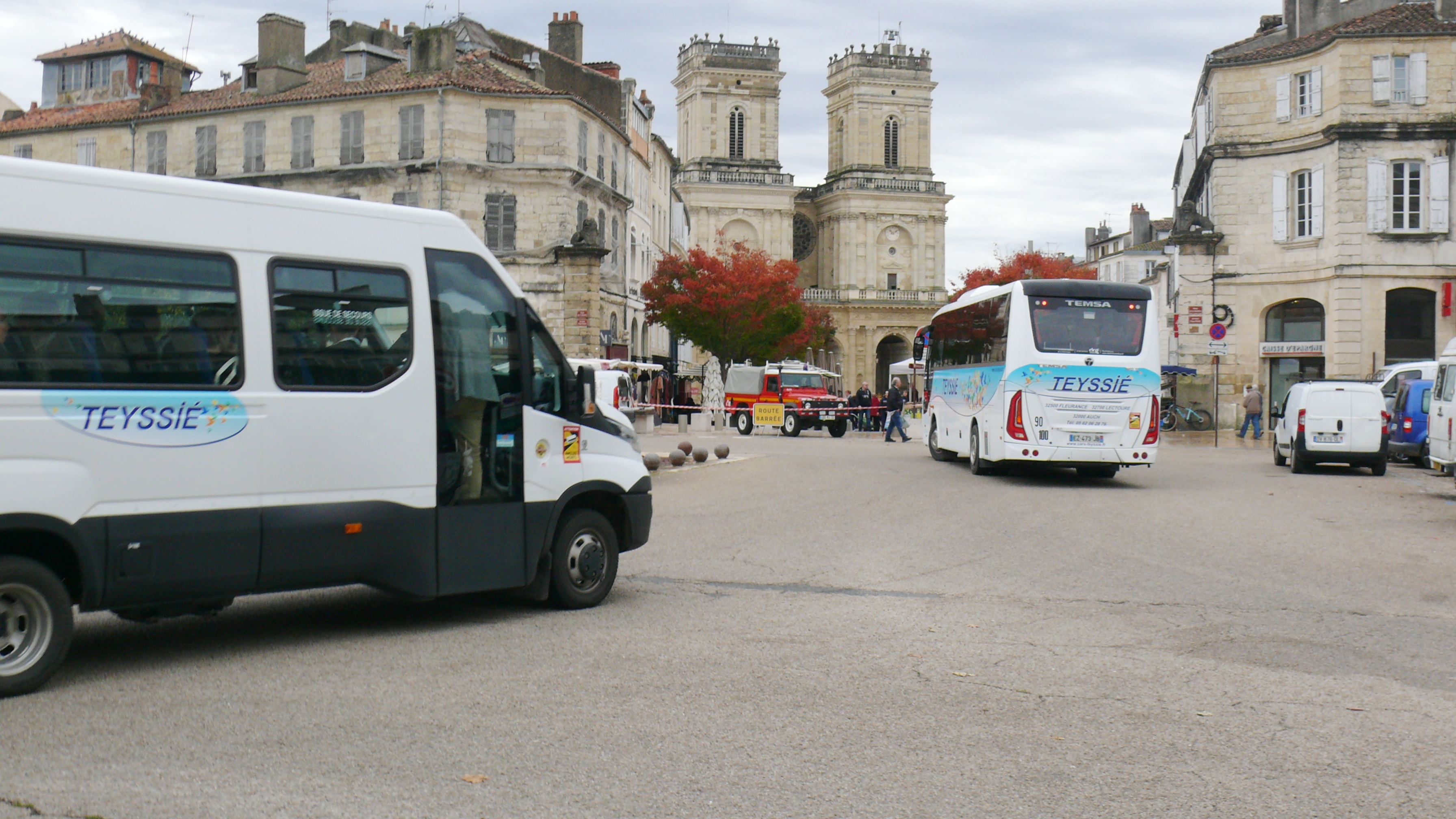 Départ en bus pour une visite commentée.