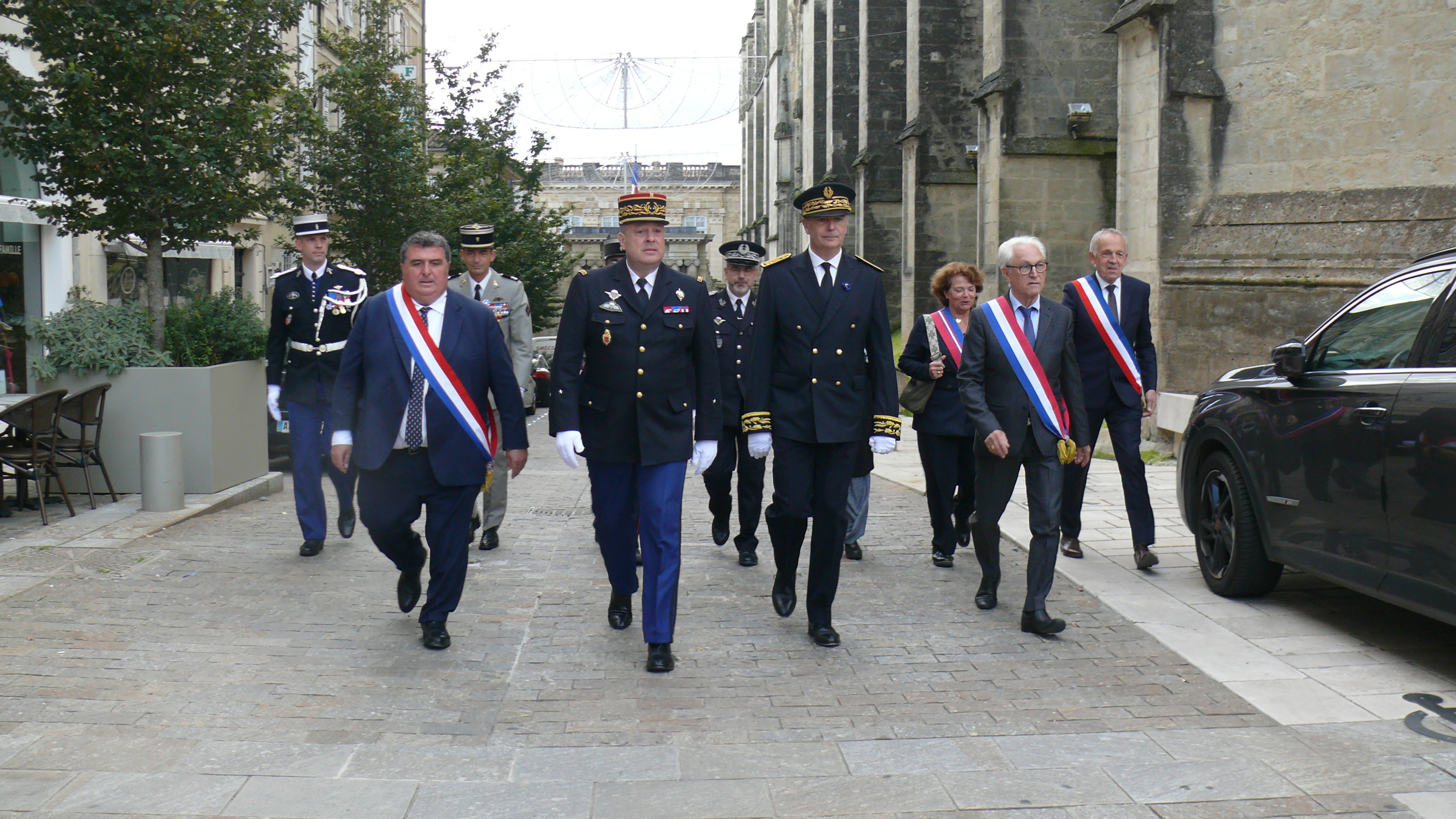 Arrivée des autorités.