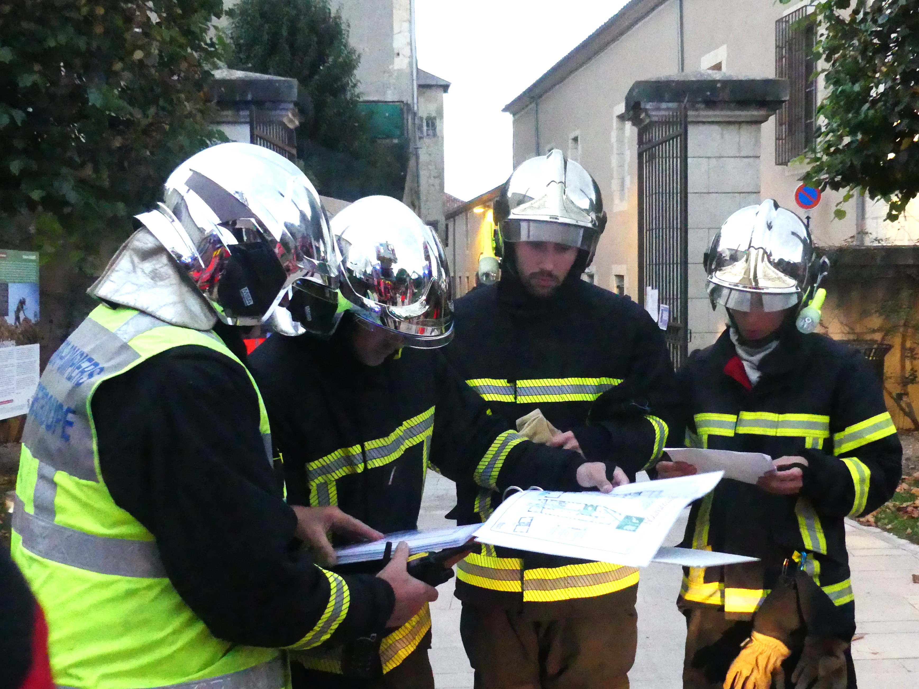 concertation avec le chef des pompiers.