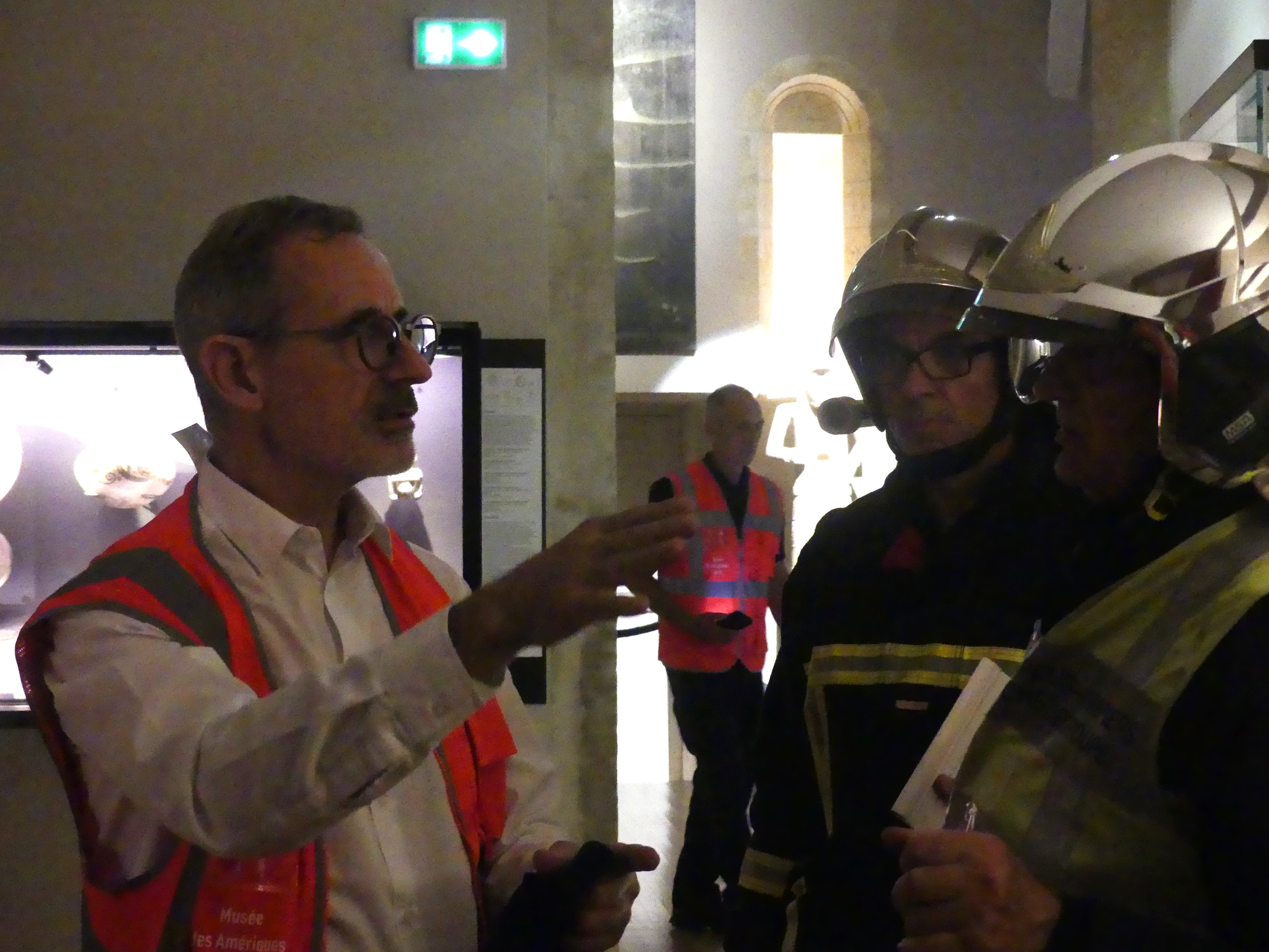 Fabien Ferrer-Joly conservateur renseigne le responsable des pompiers.