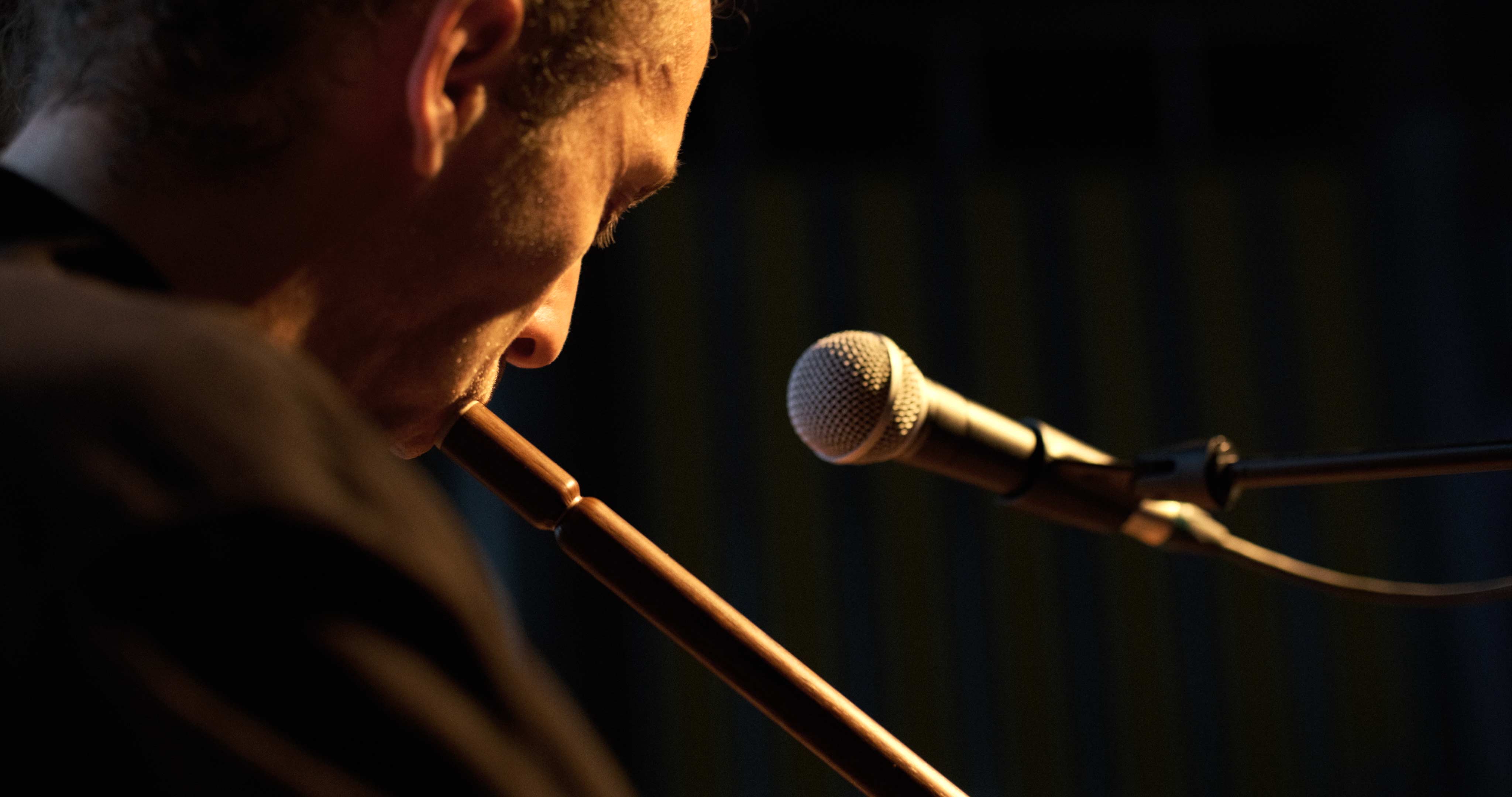 Antoine Trouillard qui chante et joue