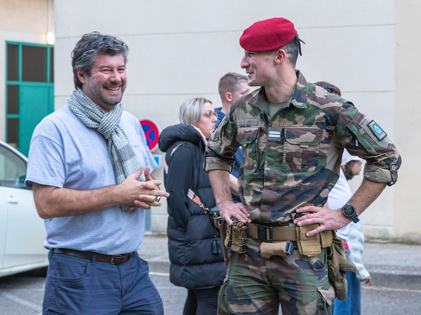 le maire de Plaisance, Patrick Fitan en discussion avec un sous-officier