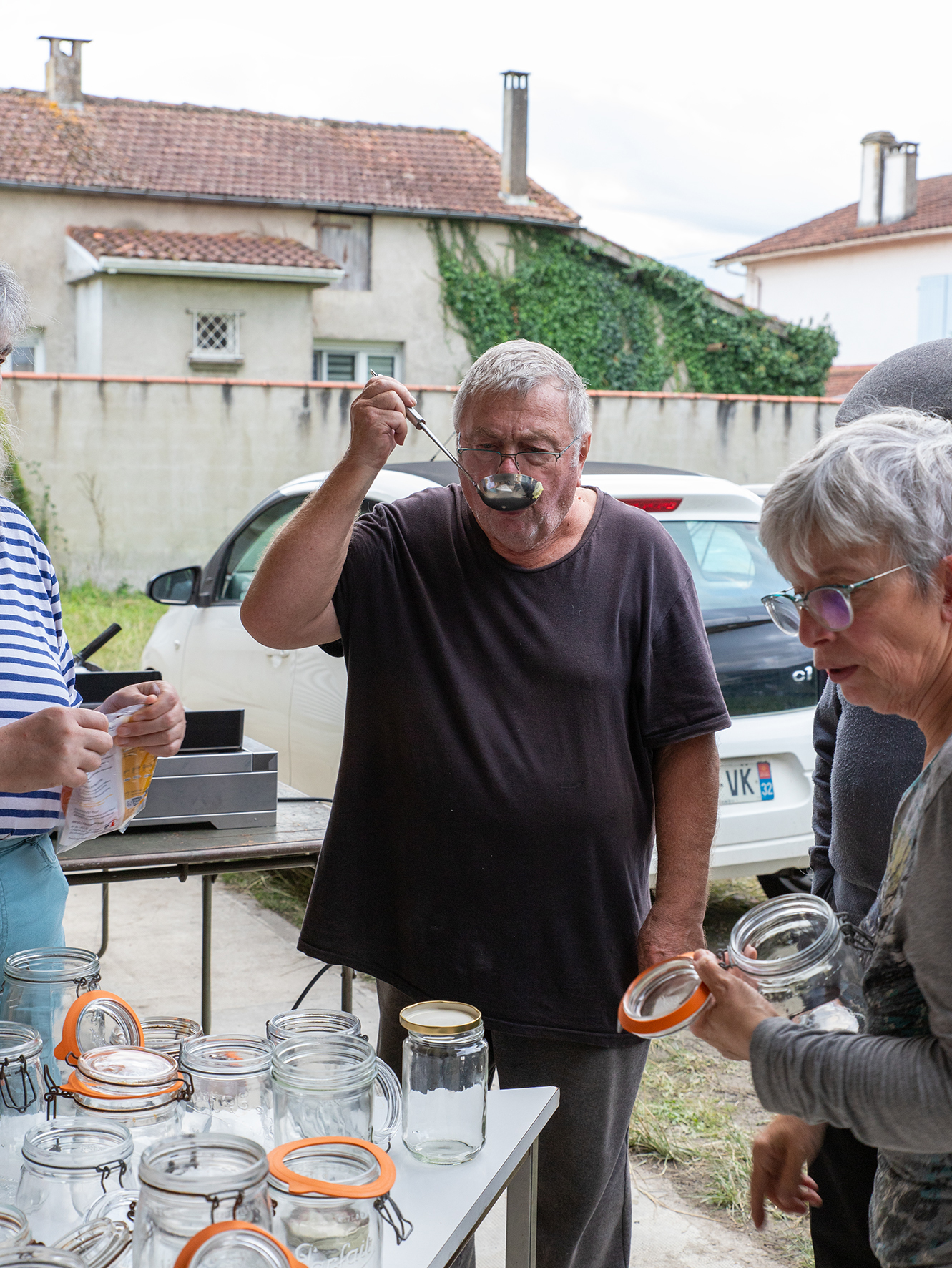 le président Eric Linsen goûte la soupe
