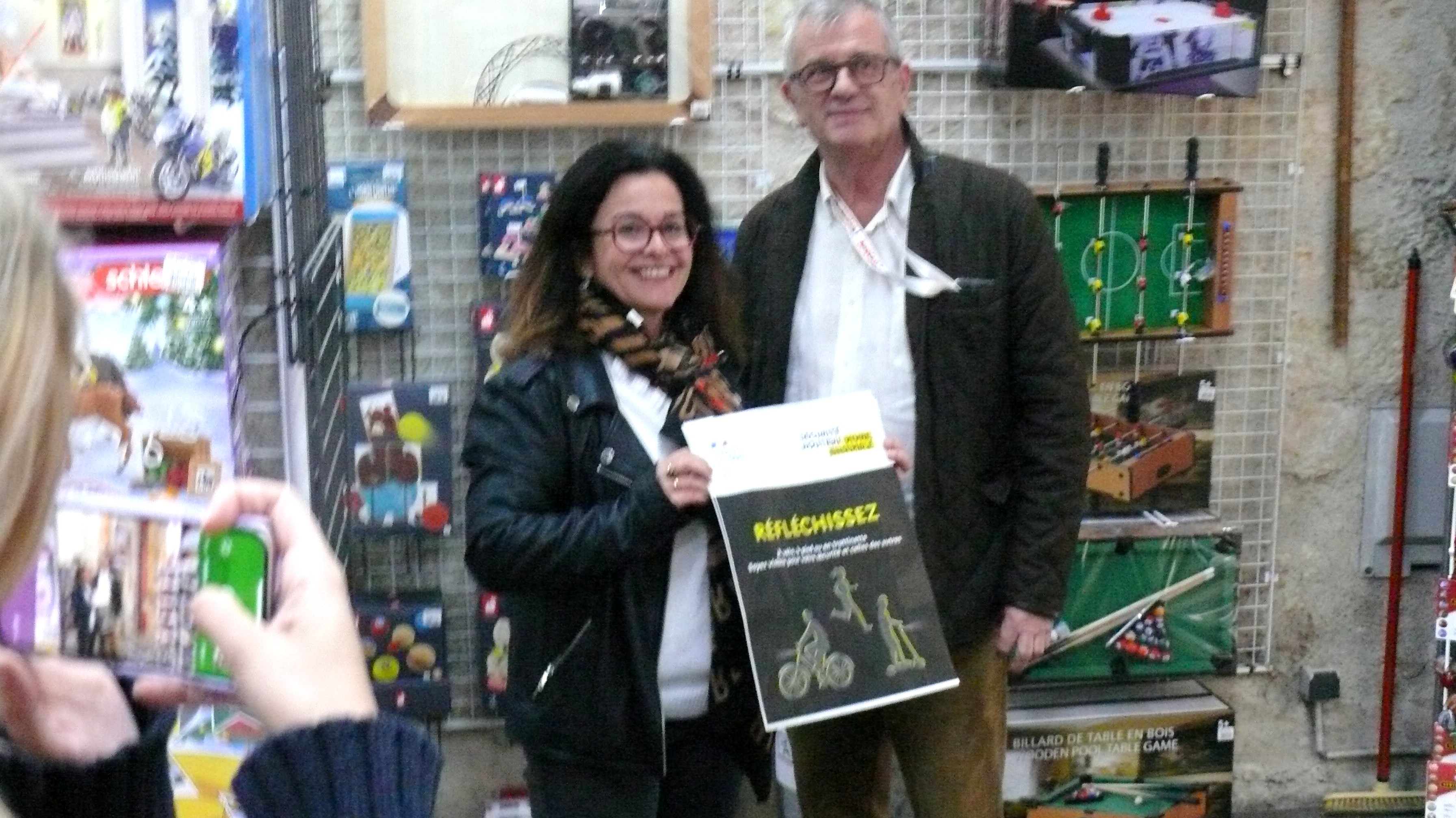 Claude Grimbert du magasin Jouéclub participe à l'opération "Réfléchissez"