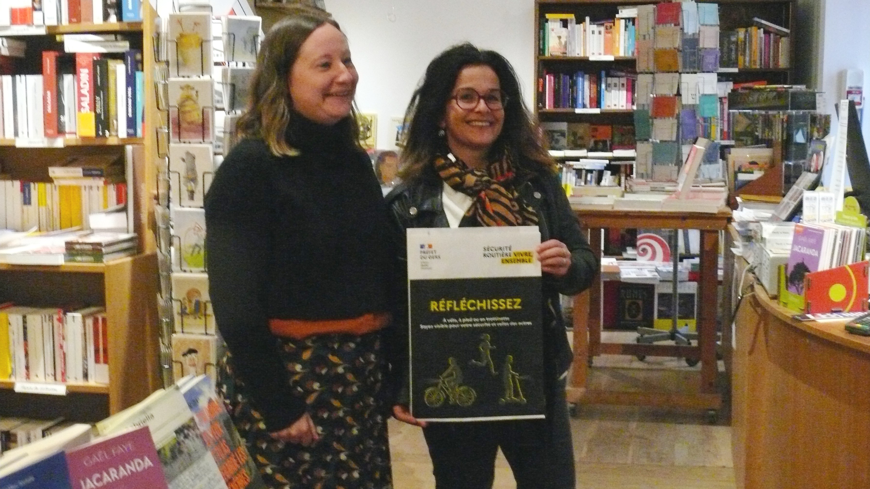 Chloé Tournebize, gérante de la librairie les Petits Papiers, participe à l'opération "Réflichissez"