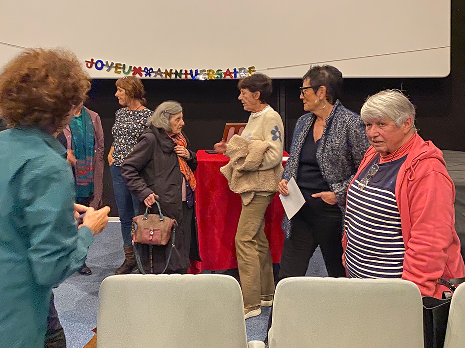 à droite, Colette Larrouy, première projectionniste