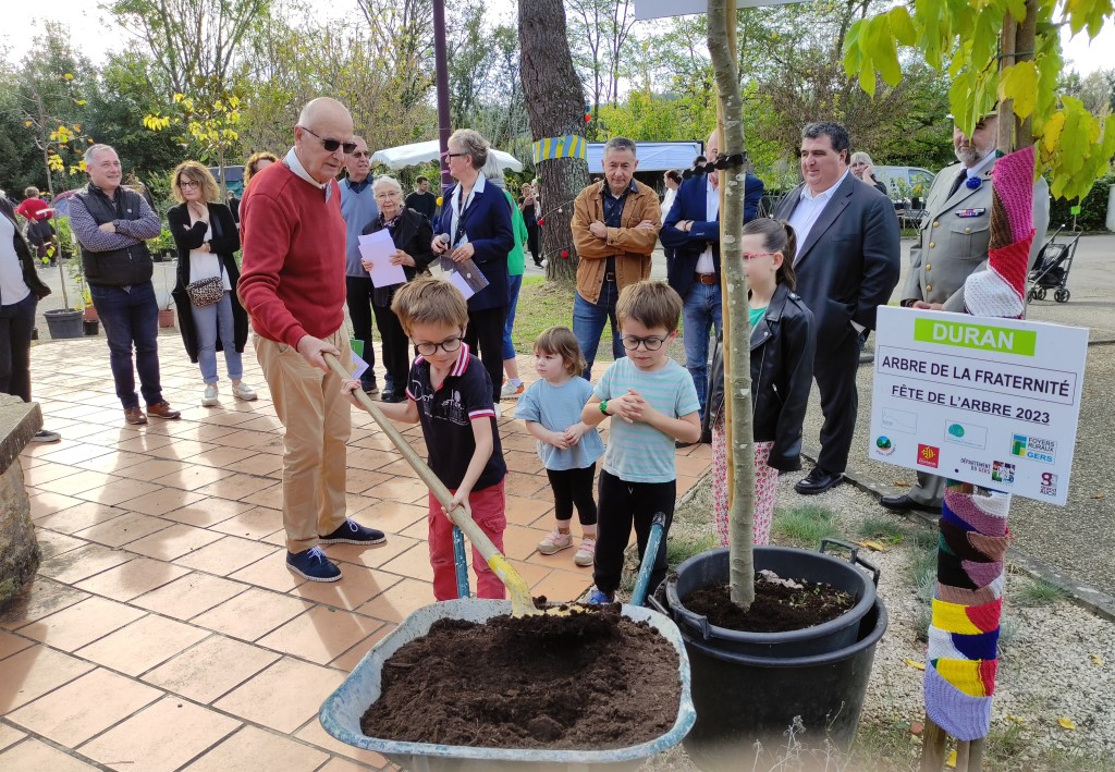 Il n'y a pas d'âge pour planter et avoir le bon geste !