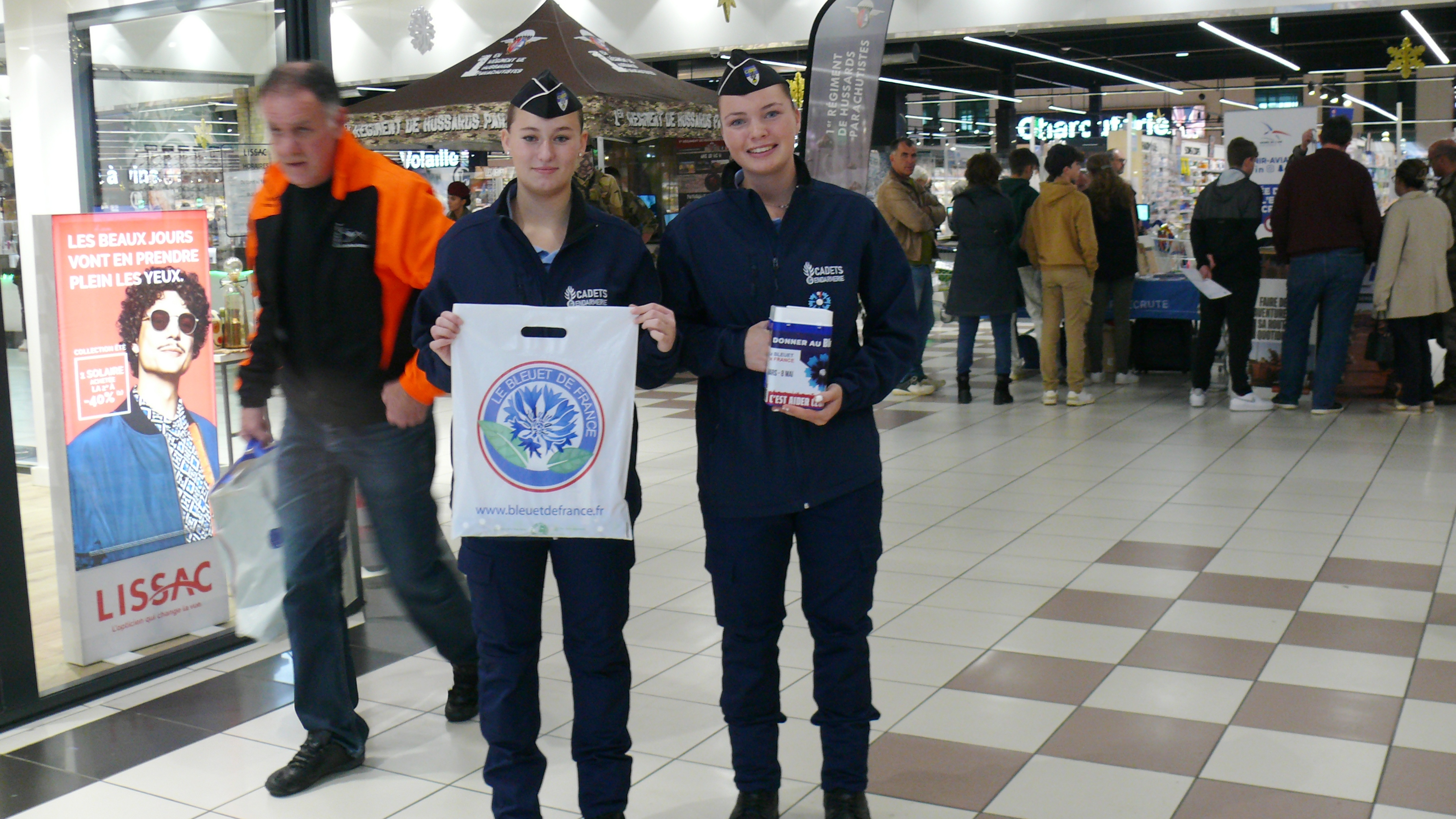 Lindsay et Mathilde ont participé à la collecte de Bleuets de France.